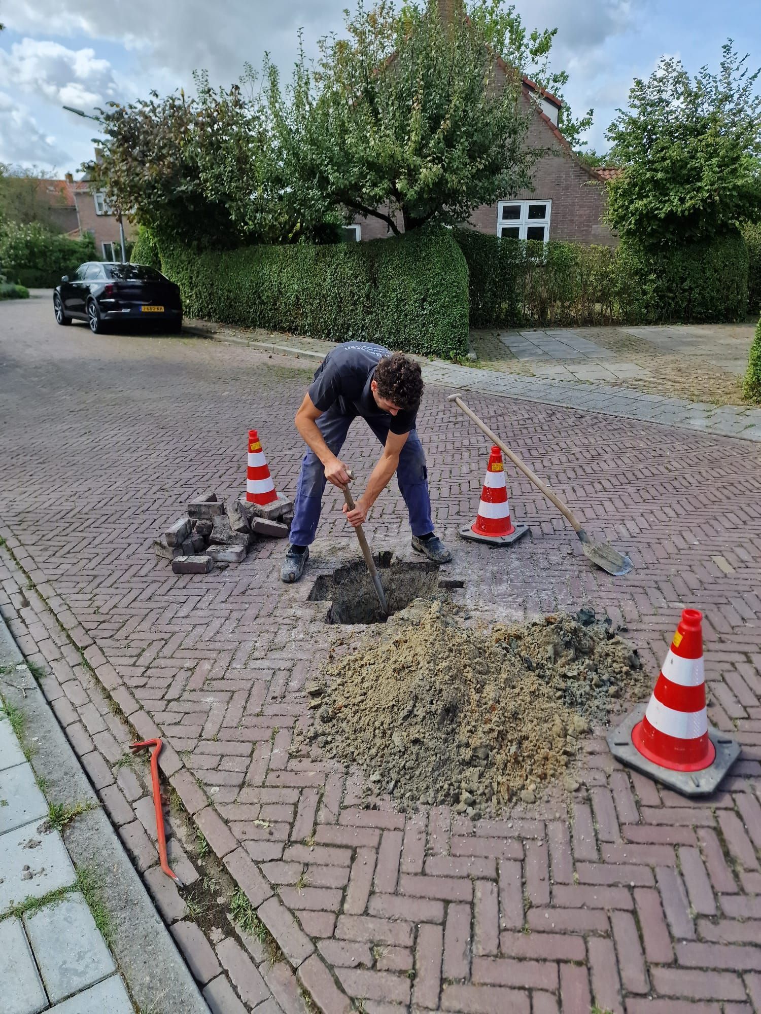Riool opgraven midden in de straat – noodzakelijke werkzaamheden voor verstoppingen en reparaties in Zeeland.