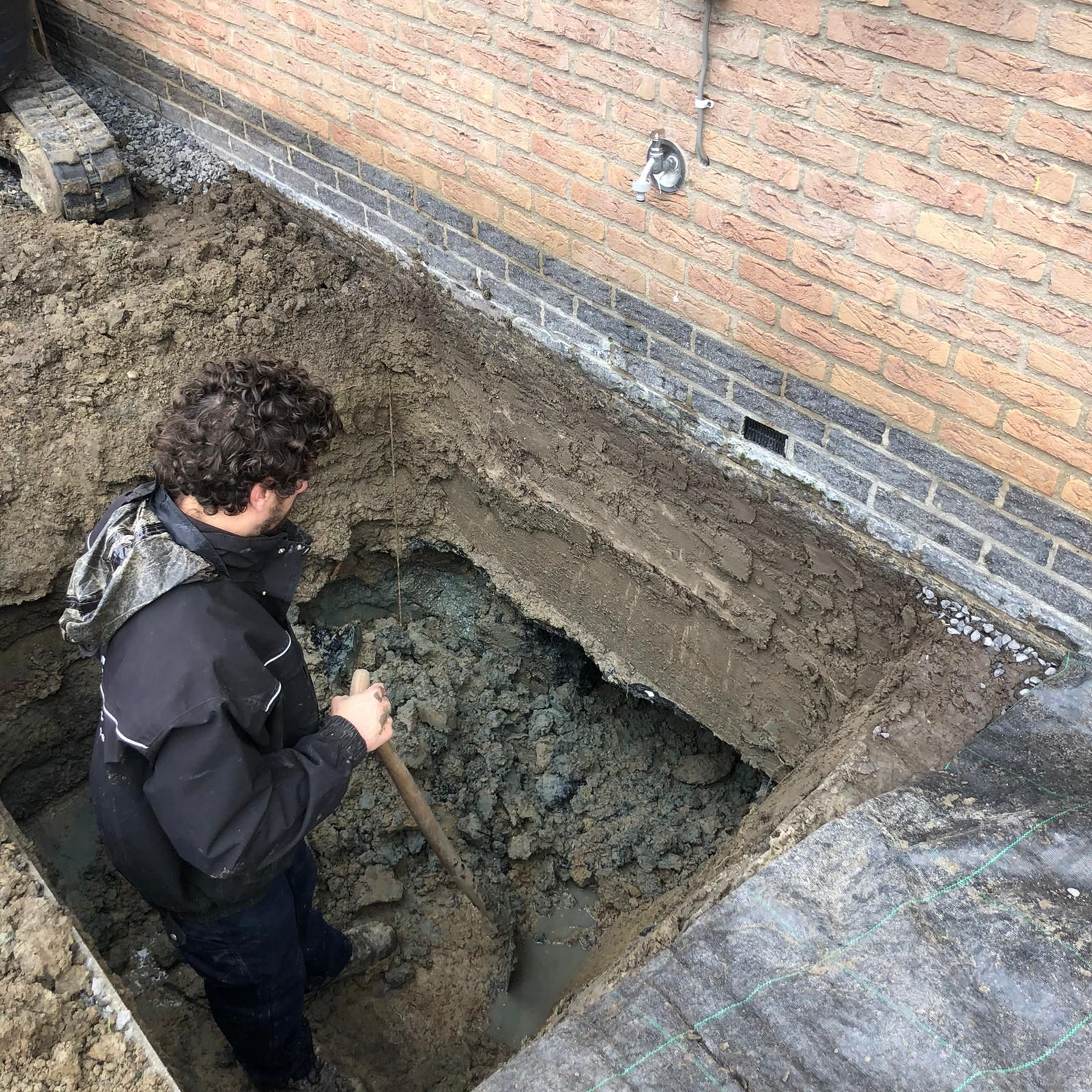 Vakkundig het hoofdriool vrijgraven voor een effectieve oplossing van verstoppingen in Zeeland.