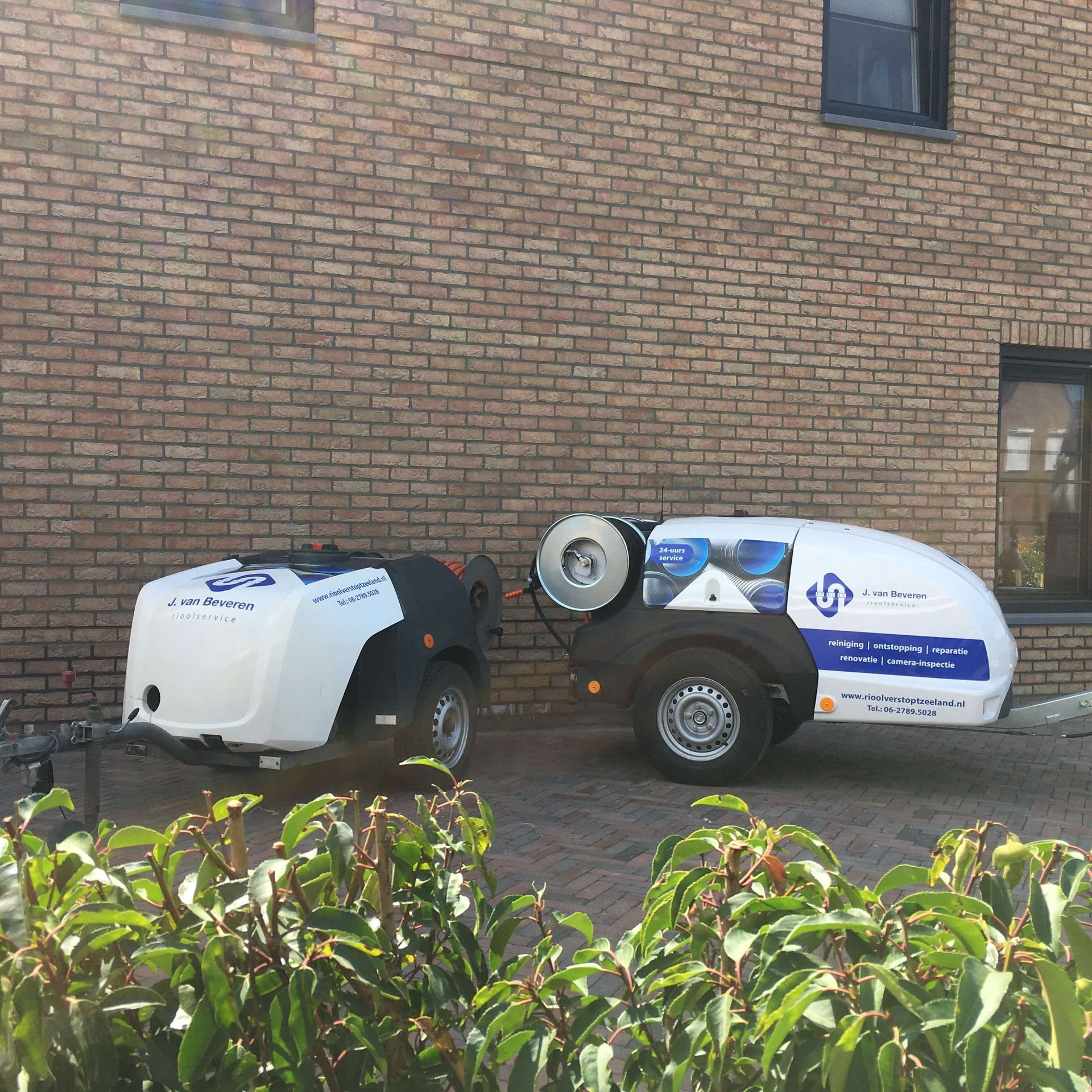 Dubbele inzet: twee professionele spuitkarren voor snelle rioolservice in Zeeland.