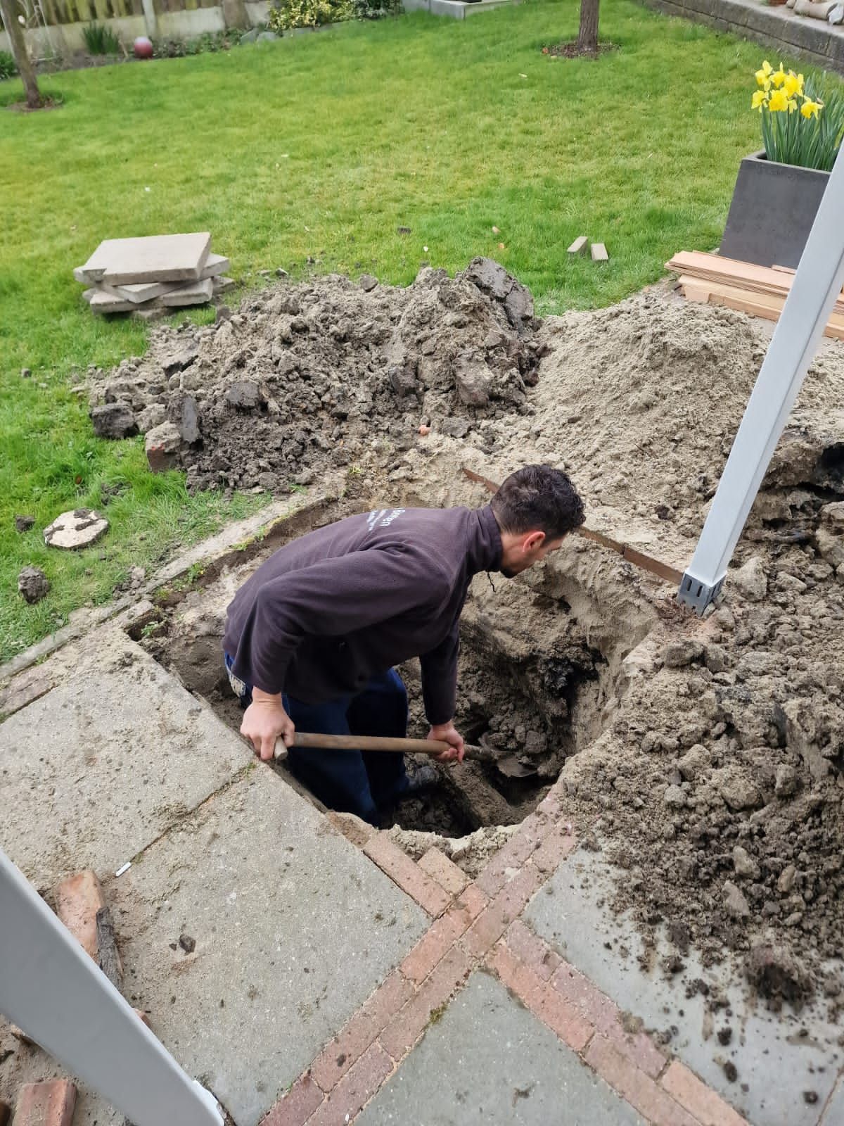 Wortels verwijderen uit het riool – vakkundige aanpak voor een verstopt hoofdriool in Zeeland.