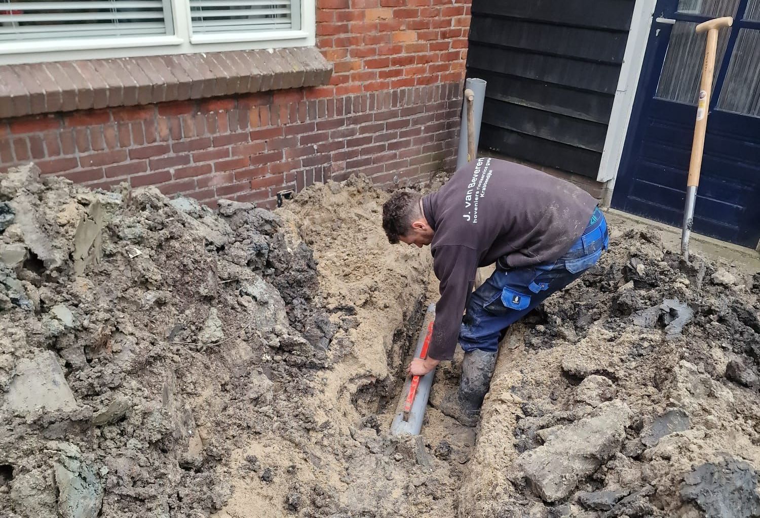 Riool opgraven midden in de straat – noodzakelijke werkzaamheden voor verstoppingen en reparaties in Zeeland.