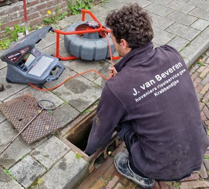 Dubbele inzet: twee professionele spuitkarren voor snelle rioolservice in Zeeland.