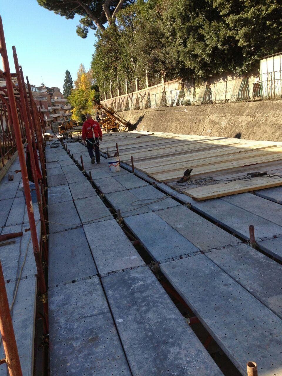 Operai su dei ponteggi