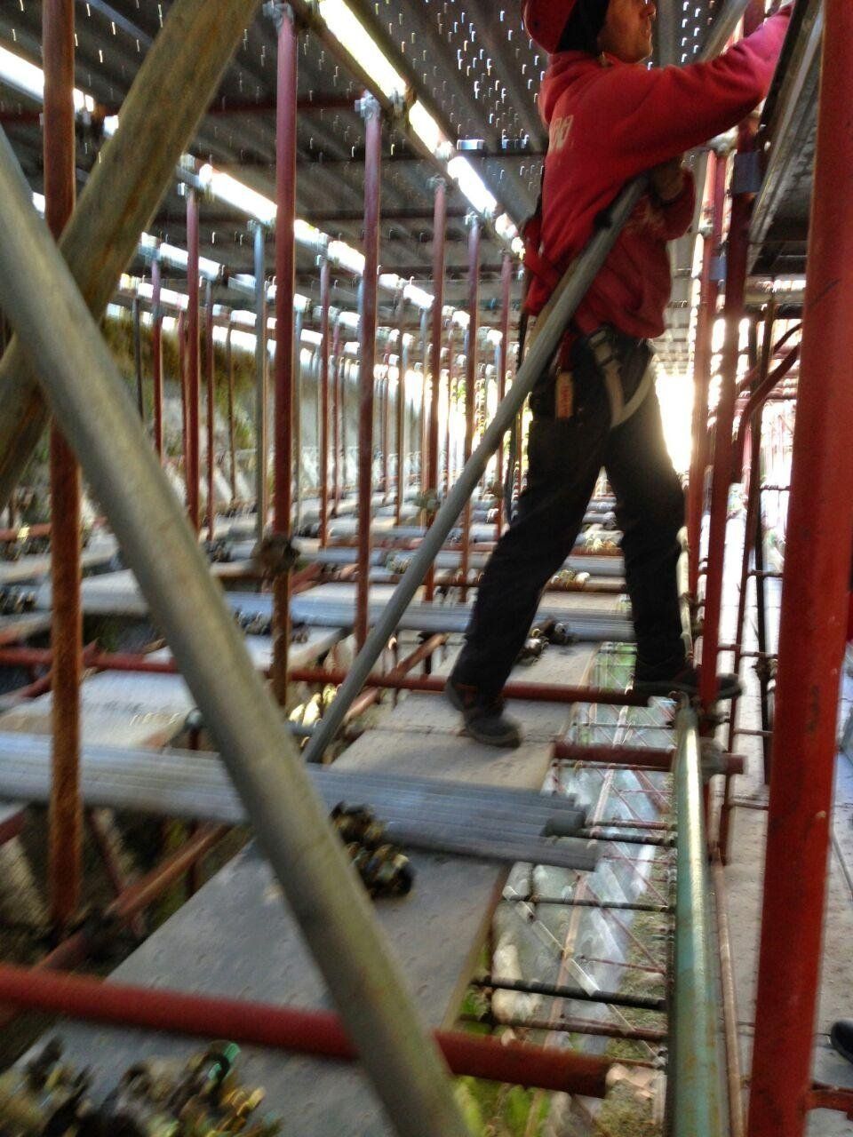 Operaio su dei ponteggi