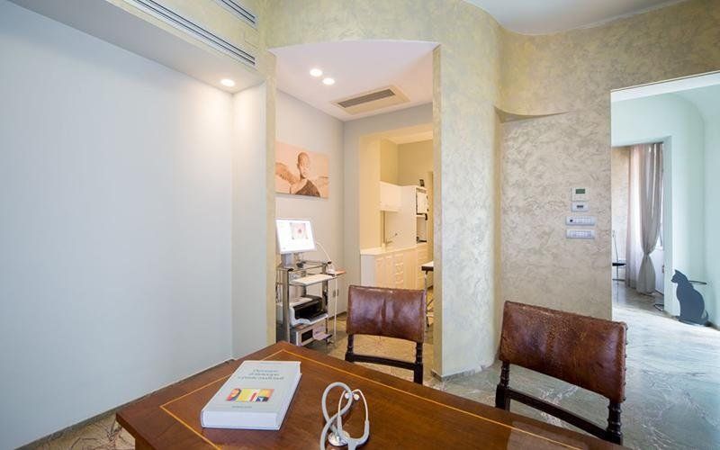 Scrivania in legno e macchinari del medico dermatologo a Bologna Dott.ssa Mariarosa Chiarantano