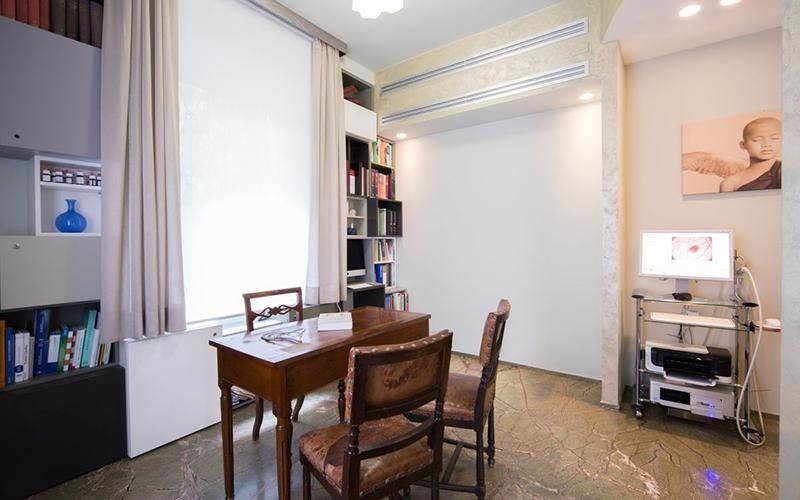 Studio del medico dermatologo a Bologna Dott.ssa Mariarosa Chiarantano con sedie e scrivania in legno