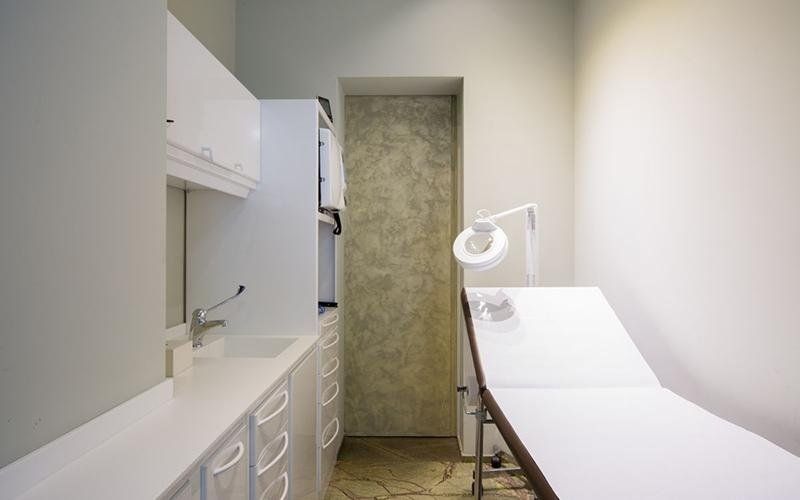 Lettino per i pazienti del medico dermatologo a Bologna Dottoressa Mariarosa Chiarantano