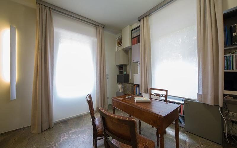 Studio della clinica dermatologica a Bologna con scrivania e sedie