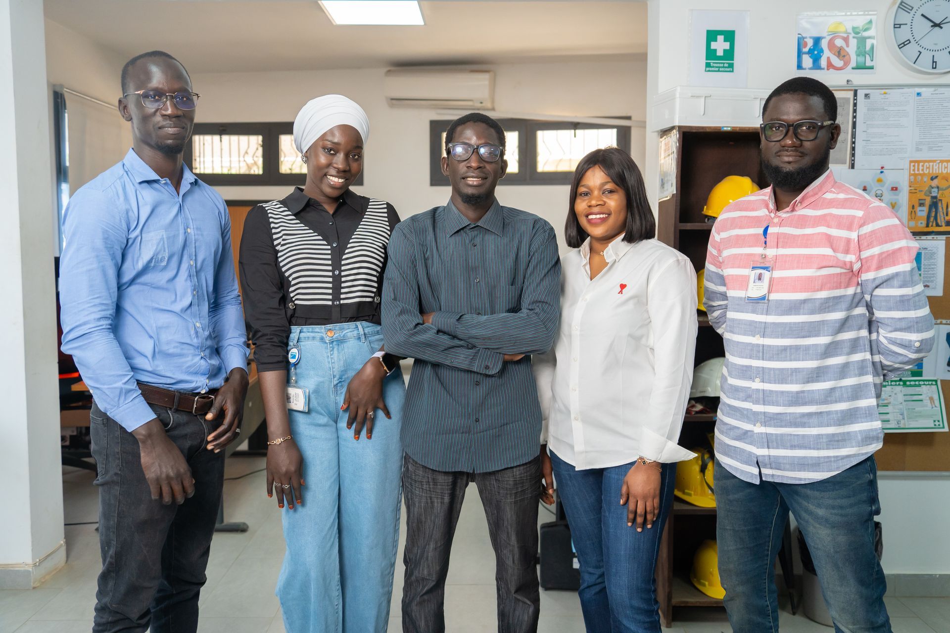 Un groupe de personnes se tiennent côte à côte dans une pièce.
