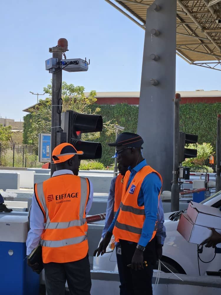 Un homme portant un gilet orange avec le mot ertage dessus