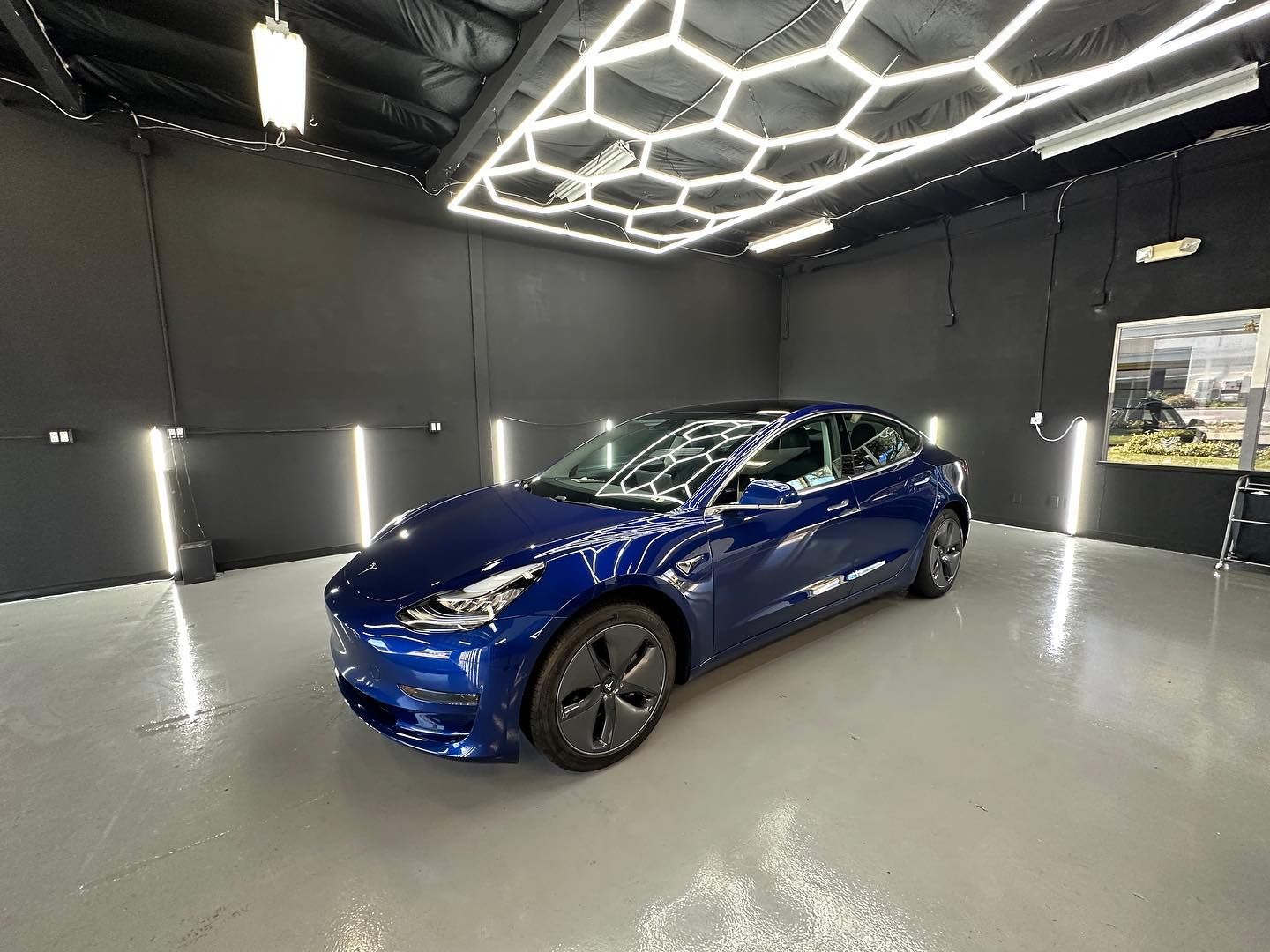 Vehicle with mirror-like ceramic coated paint