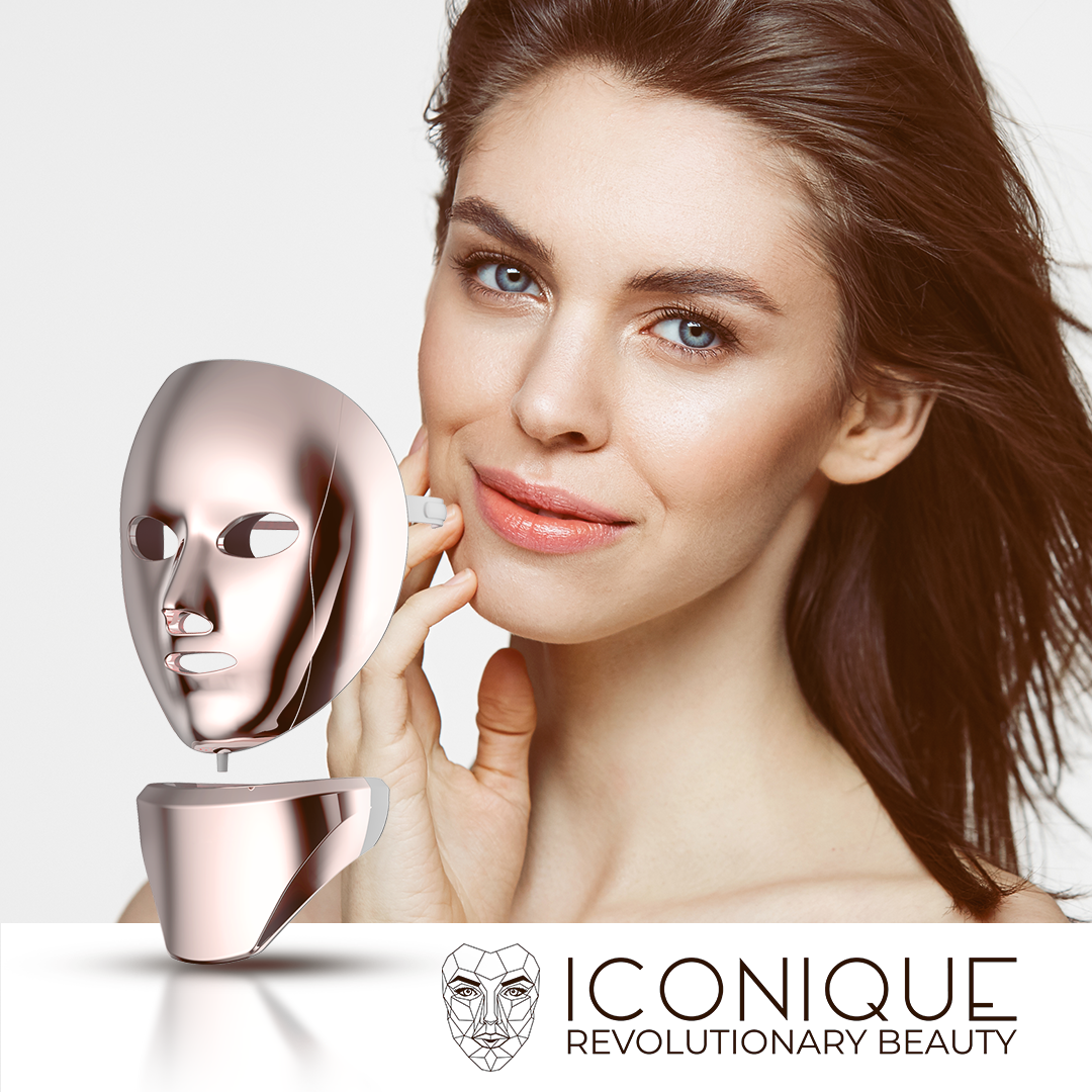 Lächelnde Frau berührt ihr Gesicht neben einem roségoldenen Schönheitsgerät in Form einer Gesichtsmaske; unten das Iconique-Logo.