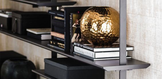 Een plank met boeken en mooie accessoires