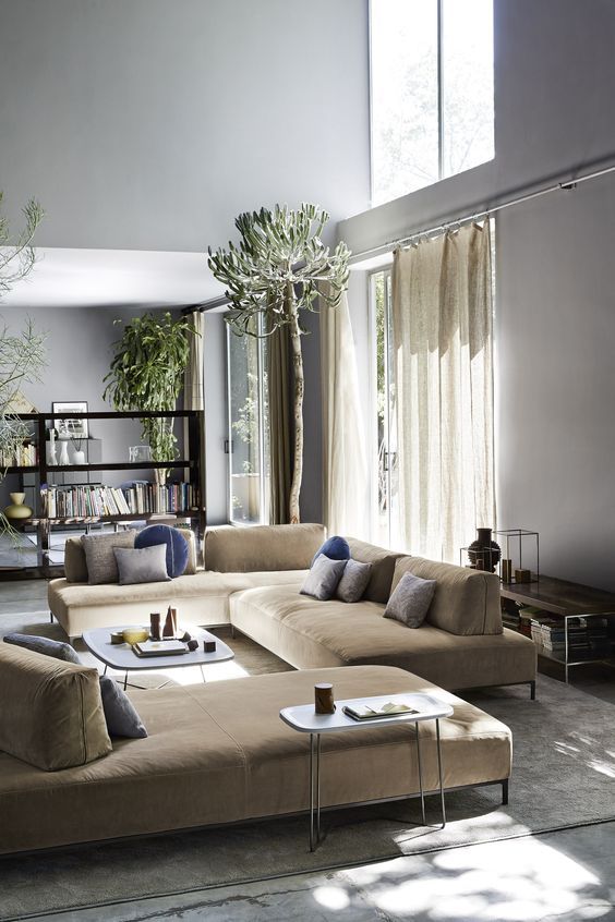 Een woonkamer met een grote hoekbank van Ditre Italia.