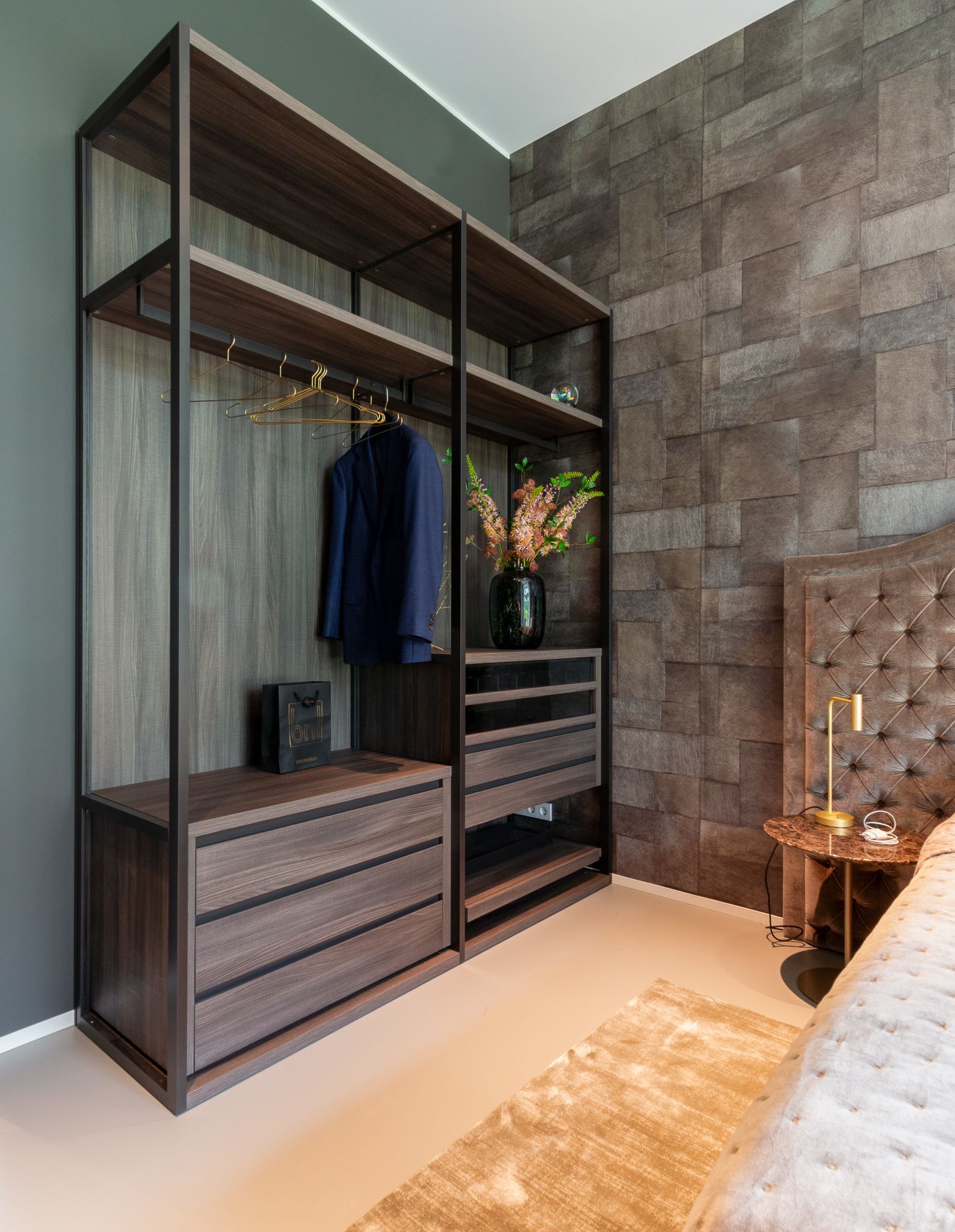 Een slaapkamer met inloopkast van Italiaanse designmerk Sangiacomo en een bed van Nilson Beds.