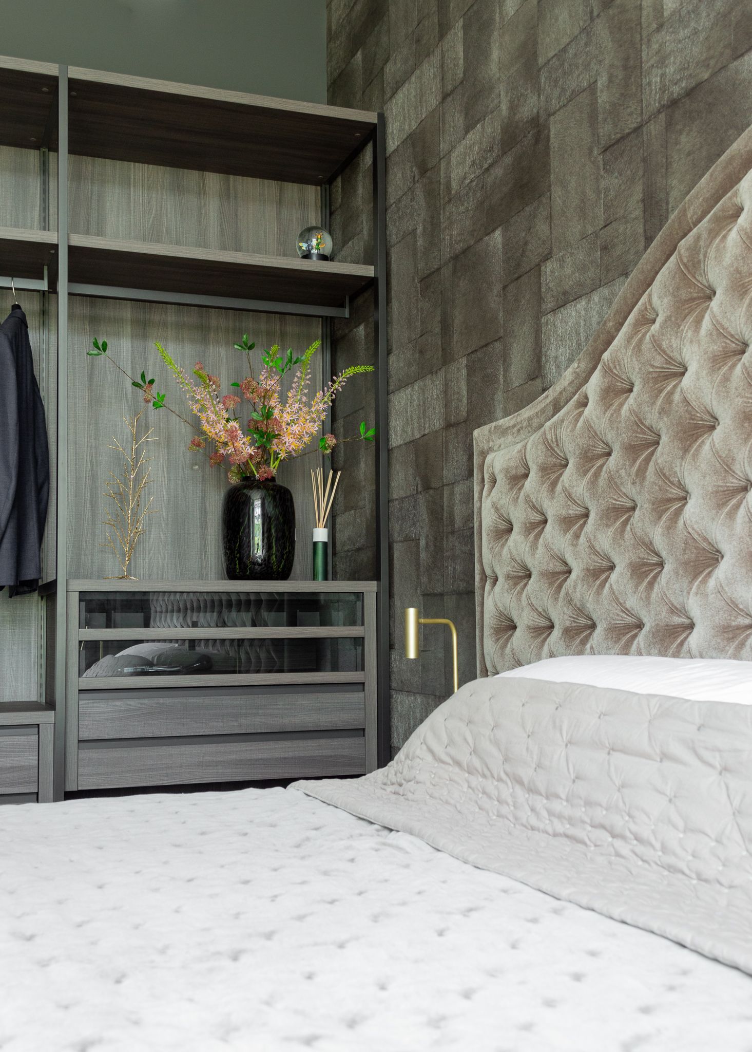 Een slaapkamer met een bed van Nilson Beds, een Walk in Closet van het Italiaanse designmerk Sangiacomo.