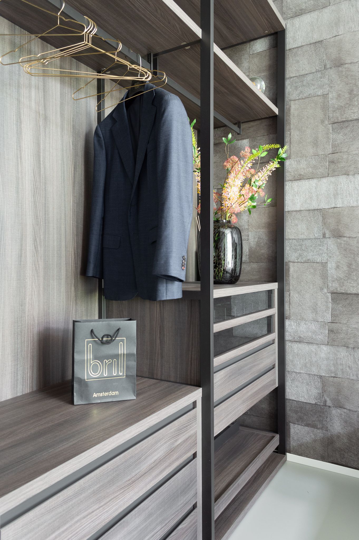 Een colbert hangt in een inloopkast van Sangiacomo.