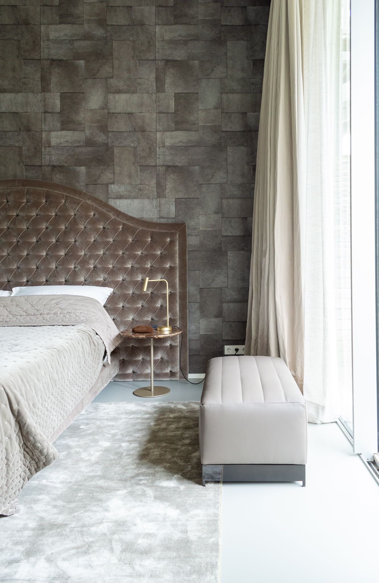 Een slaapkamer met een bed van Nilson Beds en een bank ervoor