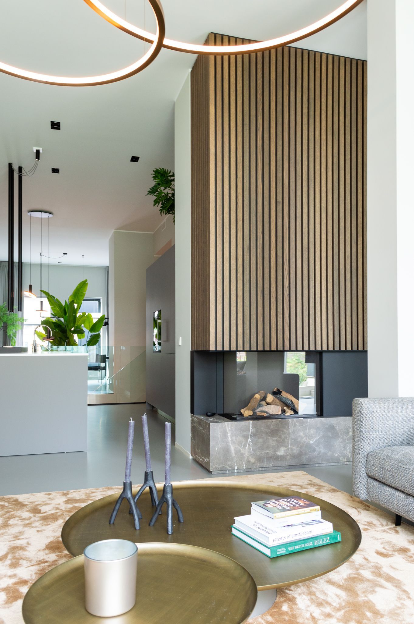 Een woonkamer met open haard en twee salontafels