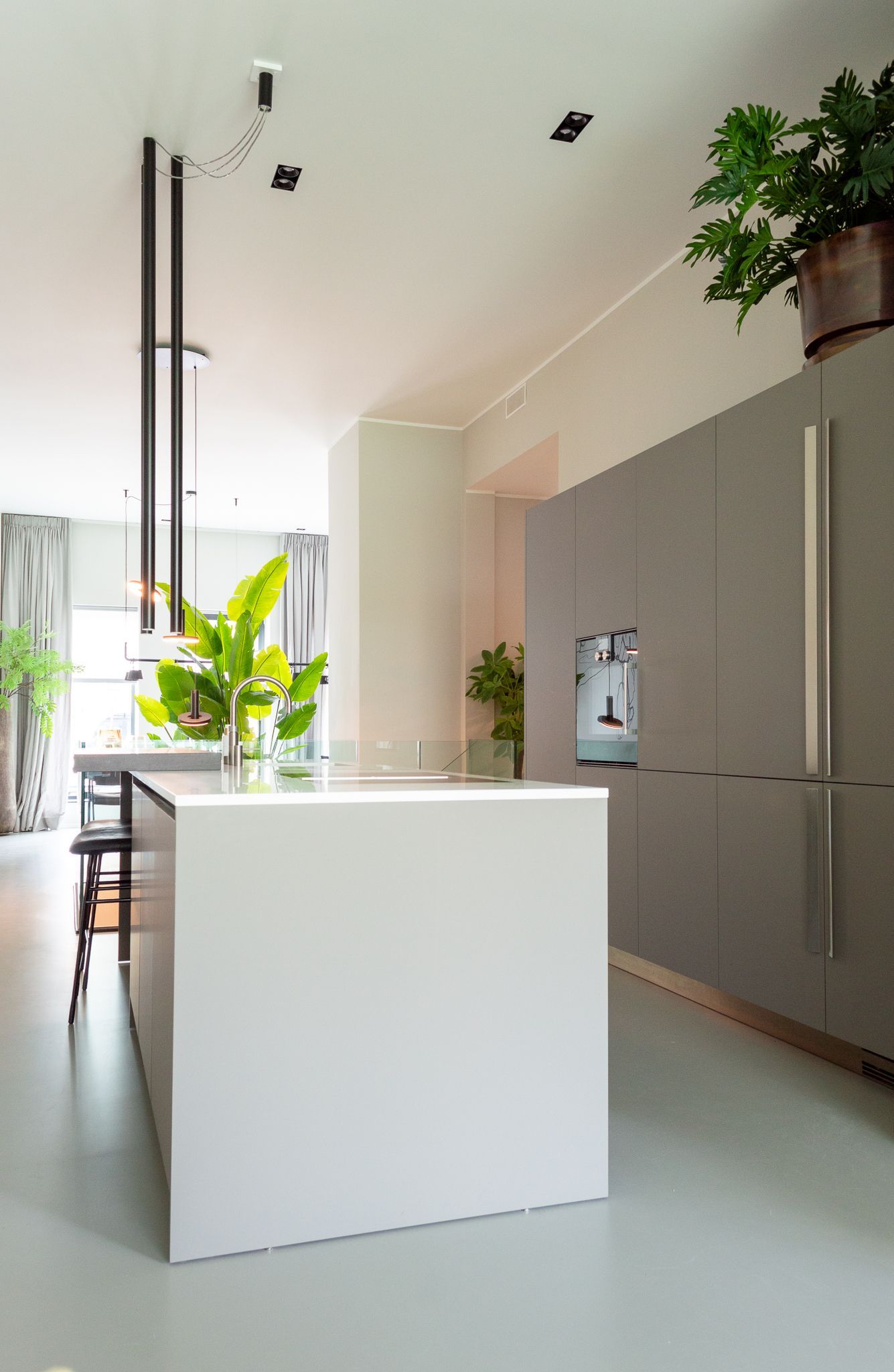 Er is een groot kookeiland in het midden van de keuken.