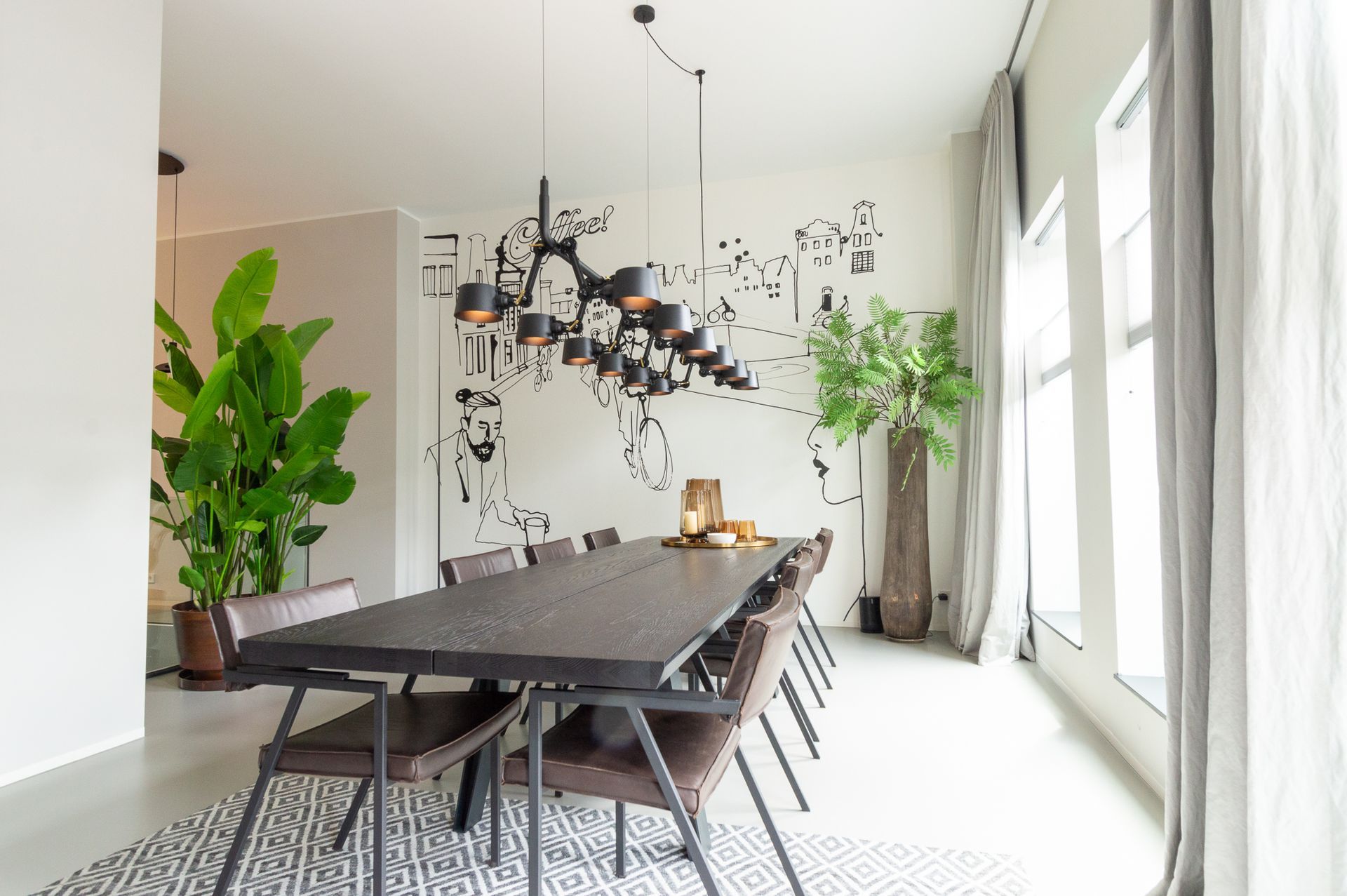 Een eetkamer met een lange tafel van Qliv en stoelen