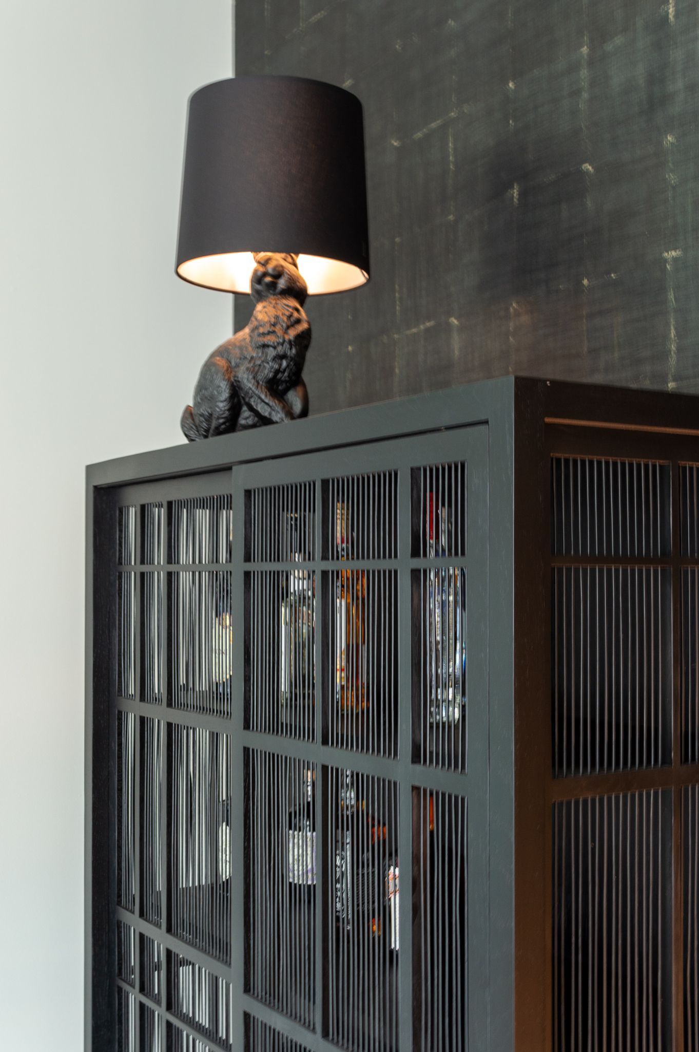 Een lamp staat bovenop een zwarte kast