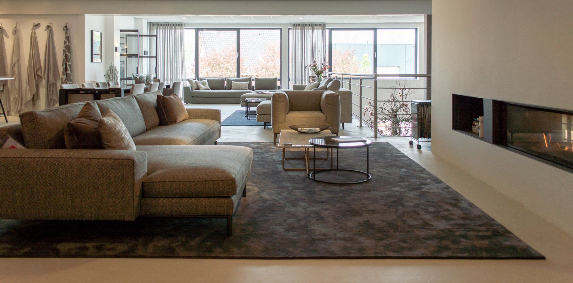 Een woonkamer gevuld met meubels van Verzelloni en een open haard van Van Benthum Haarden.