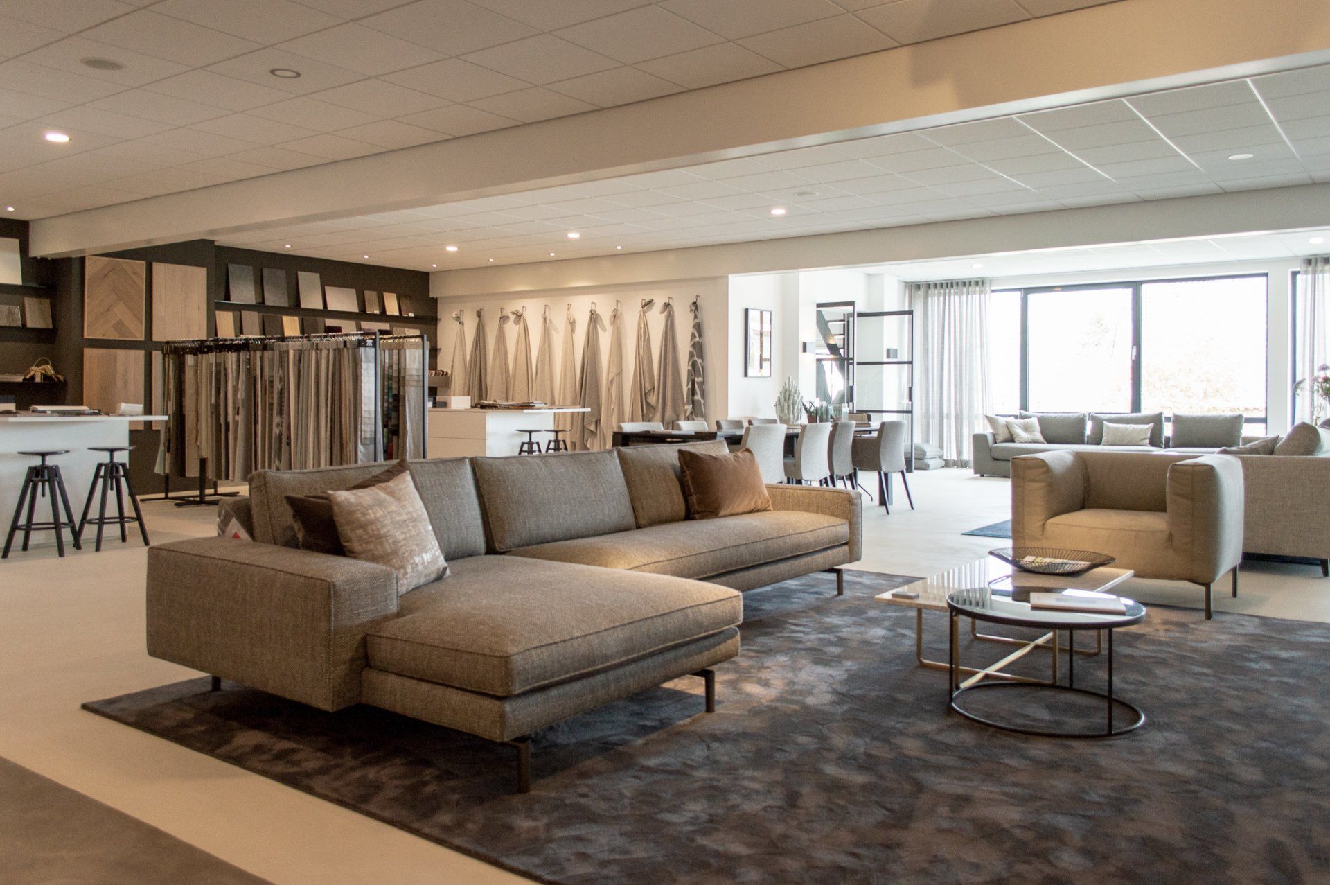 Een woonkamer met een bank en stoelen van Verzelloni erin