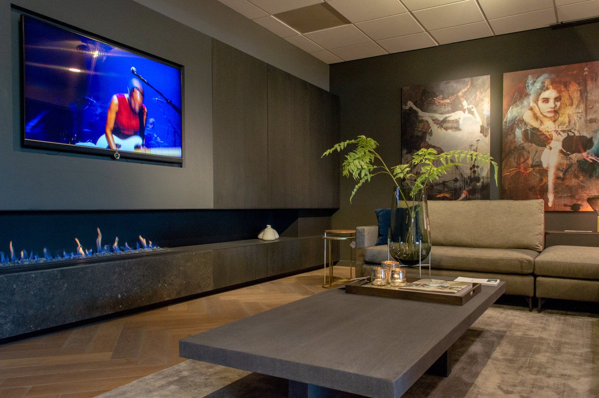 Een woonkamer met een grote flatscreen-tv aan de muur