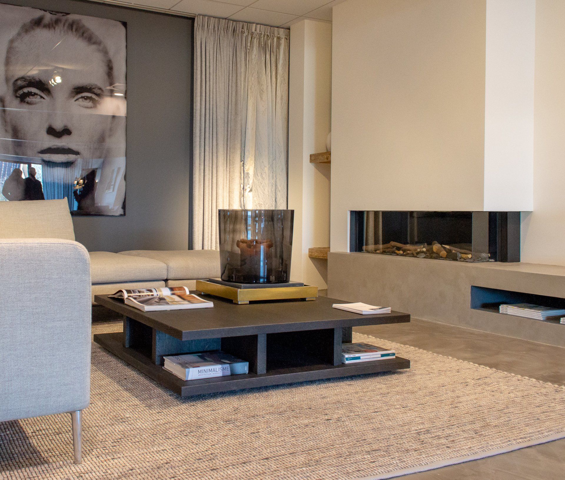 Een woonkamer met een bank en een salontafel van Keijser&Co en een haard van Van Benthum Haarden.