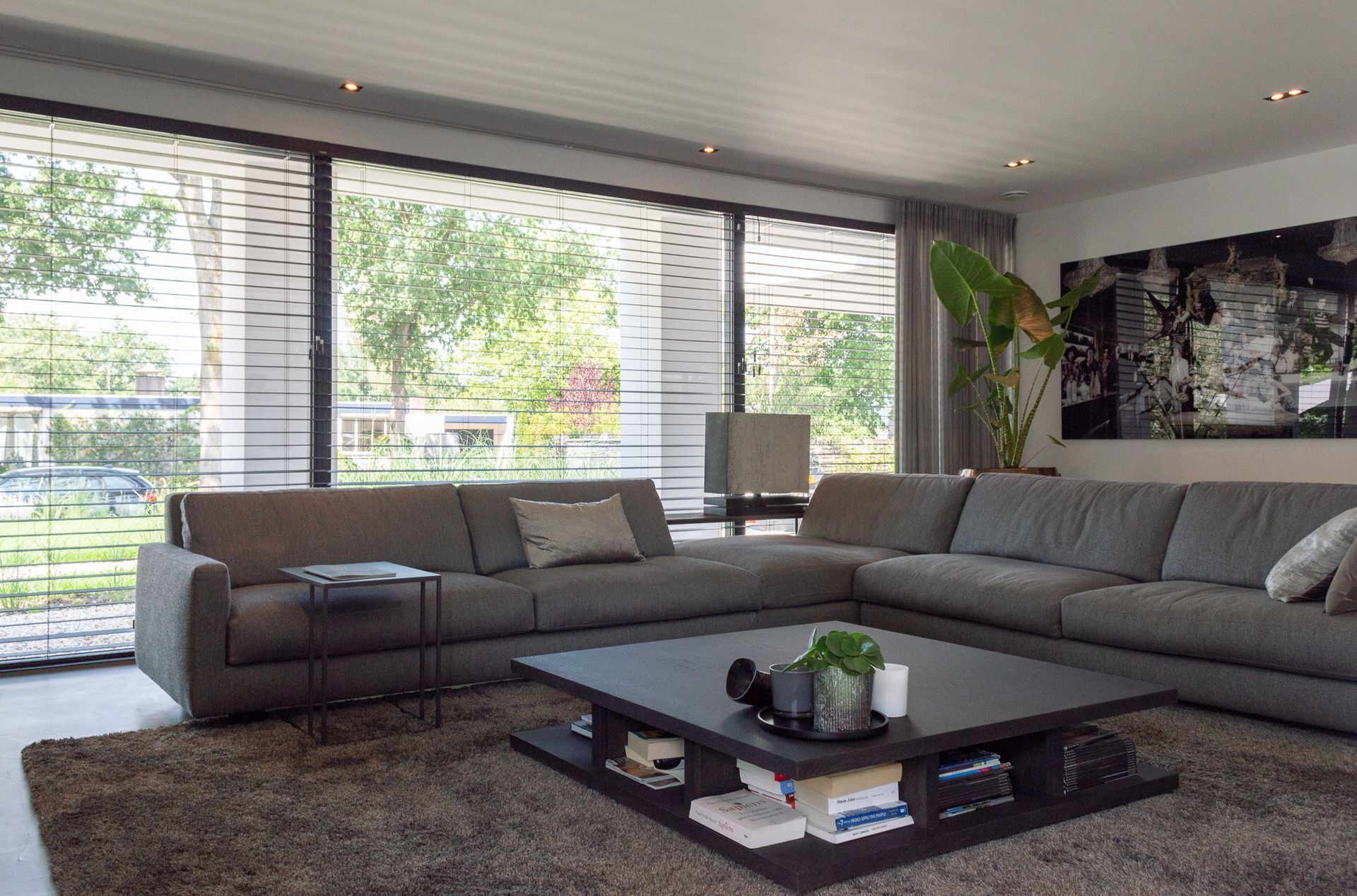 Een woonkamer met een grote hoekbank van Vibieffe en een salontafel van Keijser&Co