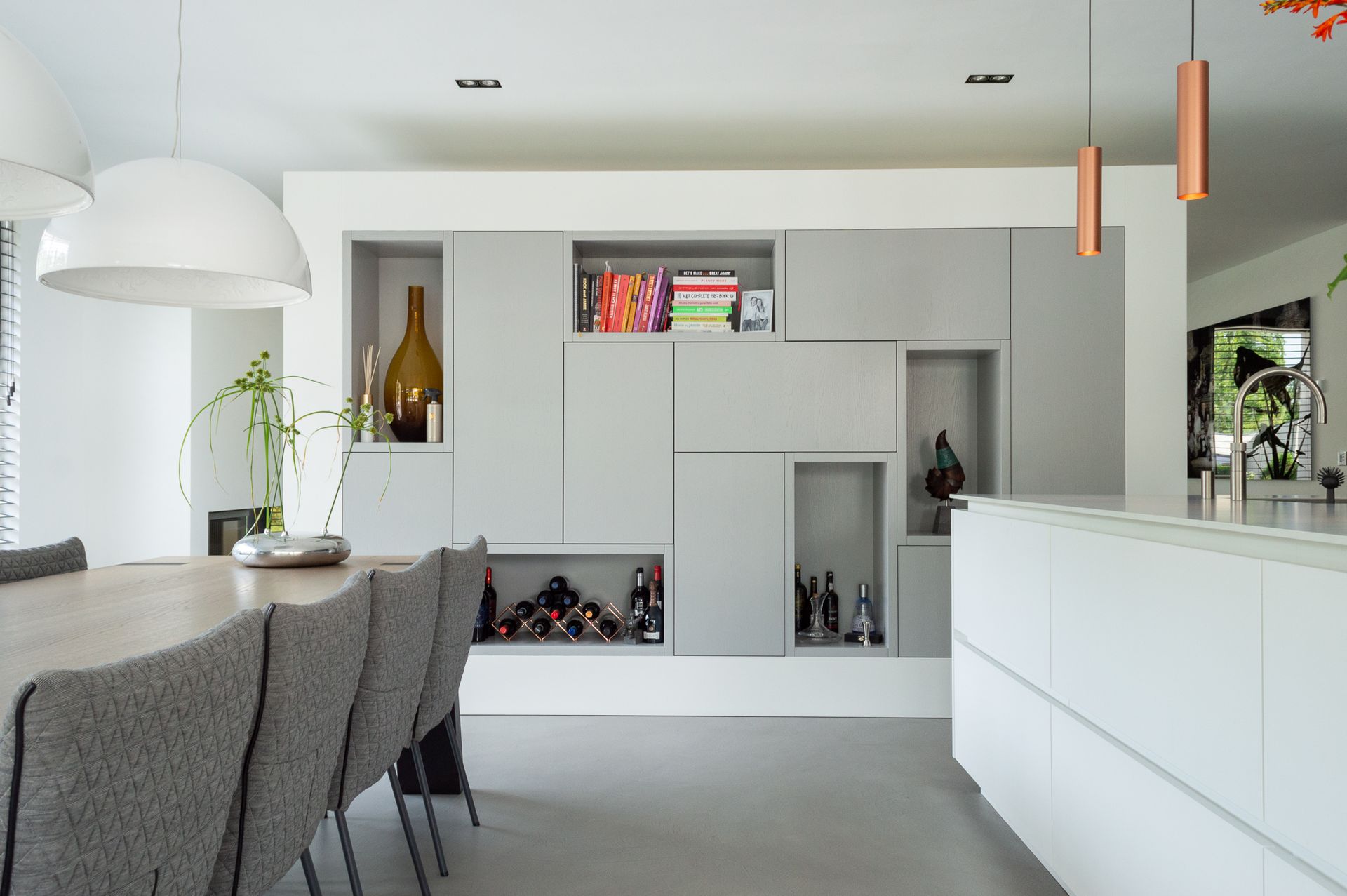 Een eetkamer met een tafel, stoelen van Label