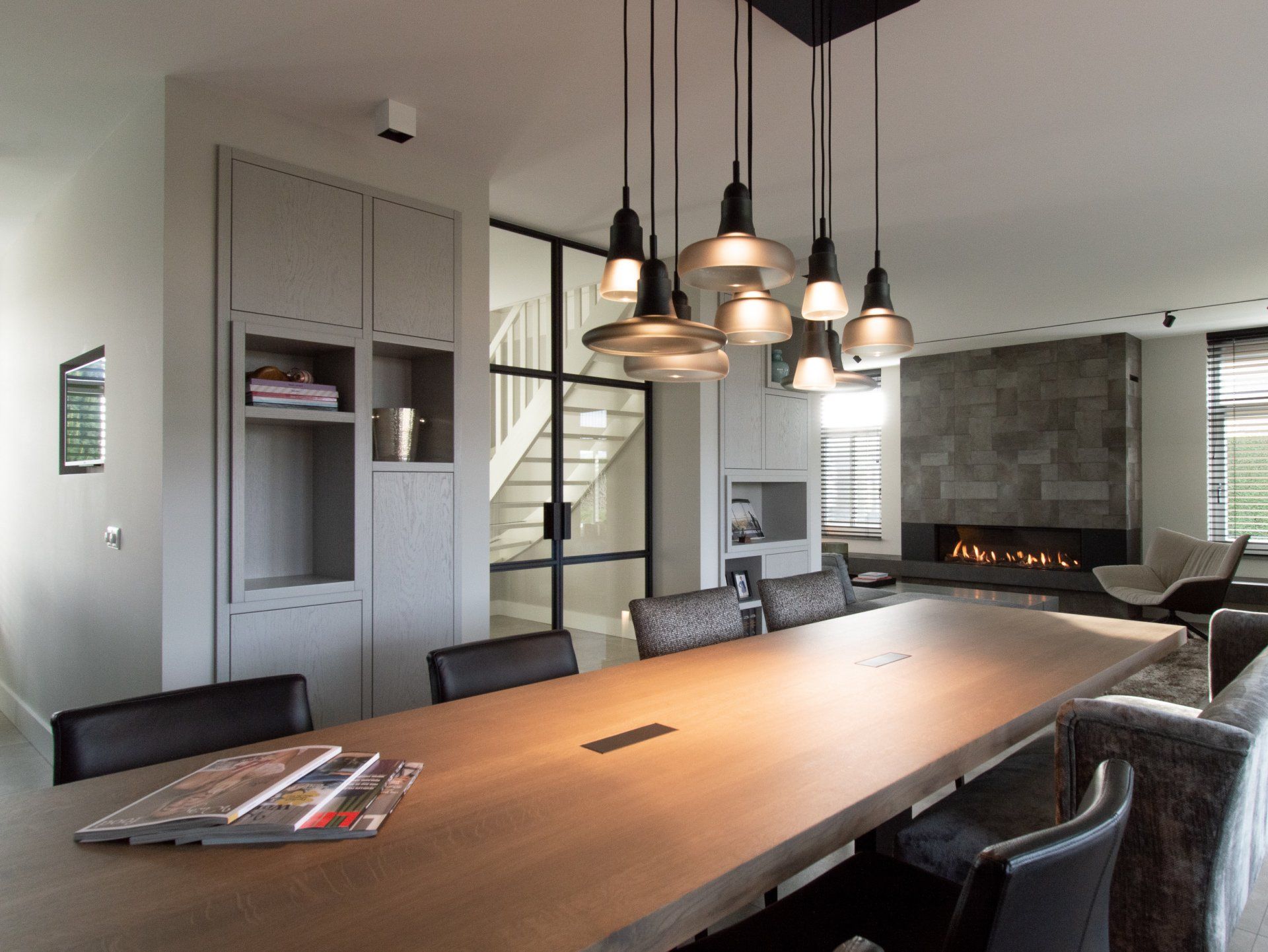 Een eetkamer met een lange tafel en stoelen