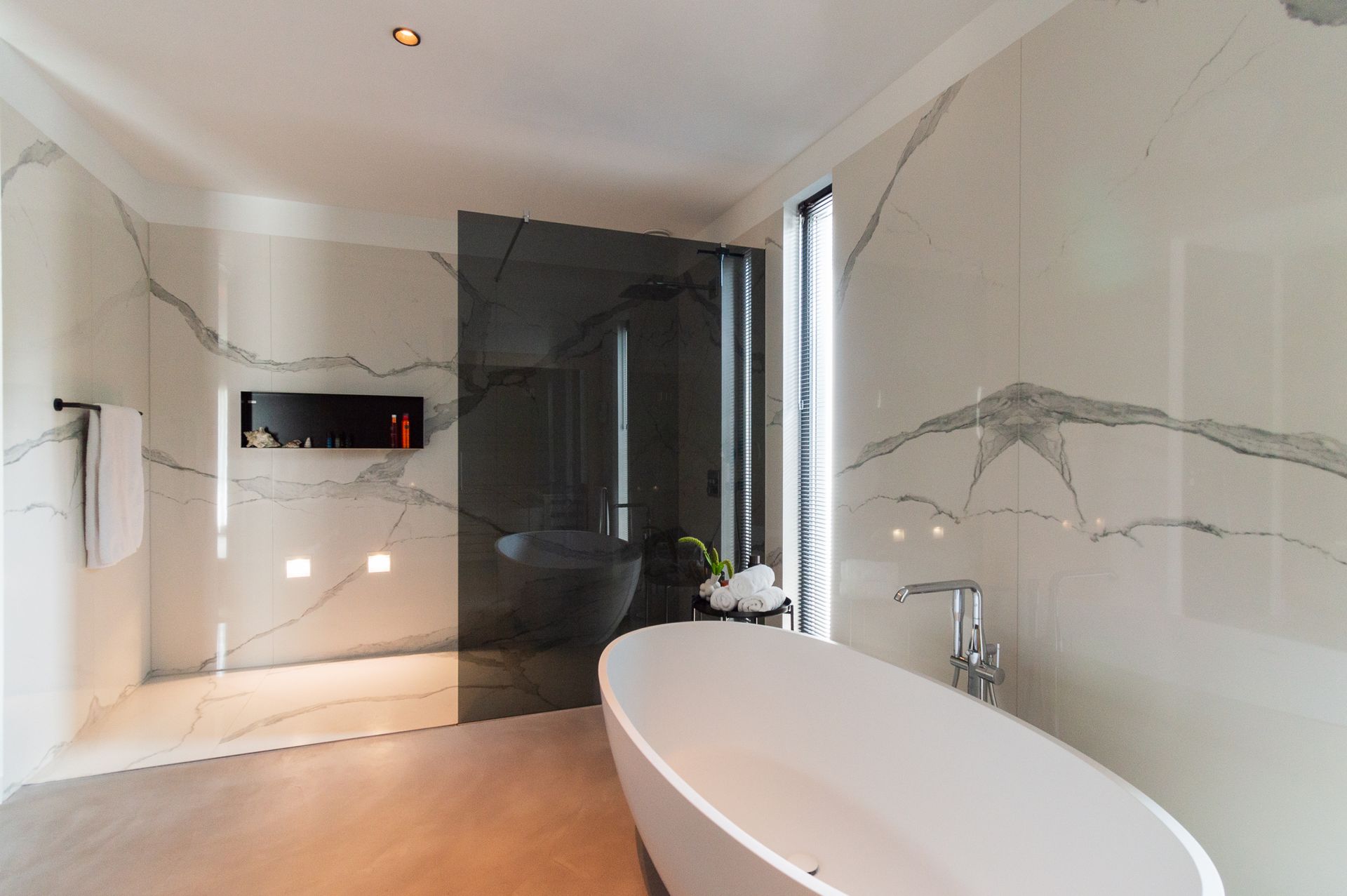 Een badkamer met een ligbad en een inloopdouche.