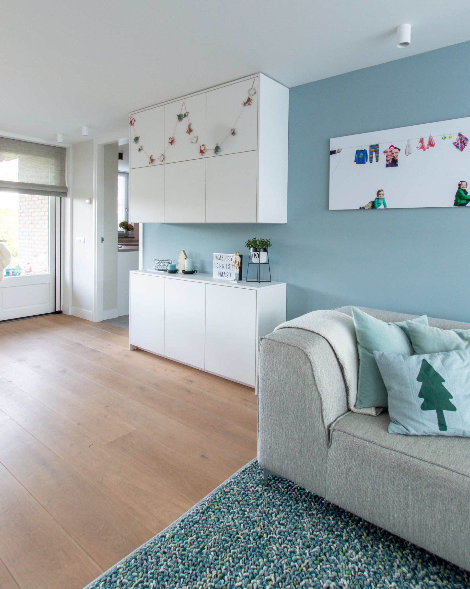 Een woonkamer met een bank en een kleed