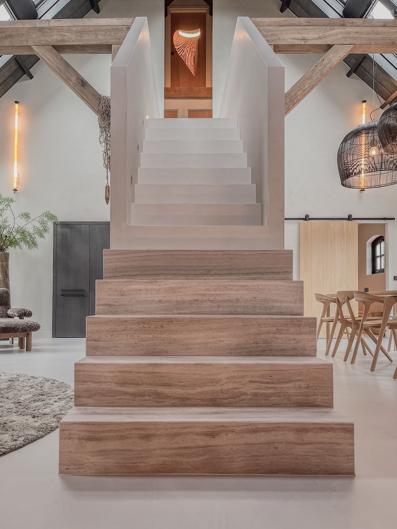 Een marmeren trap in de keuken geïntegreerd in het eiland.