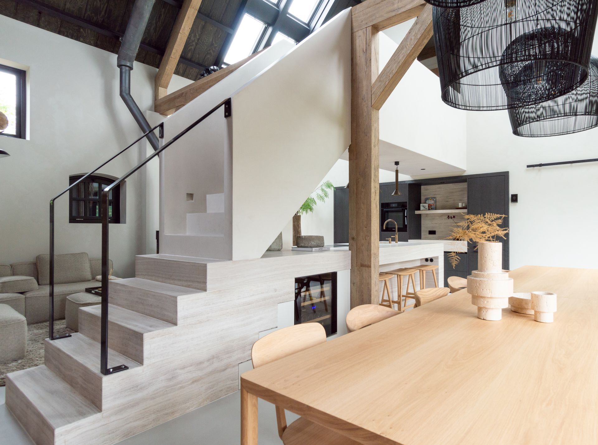 Marmeren blad keuken loopt door in de marmeren trap. Uit The Art of Living.