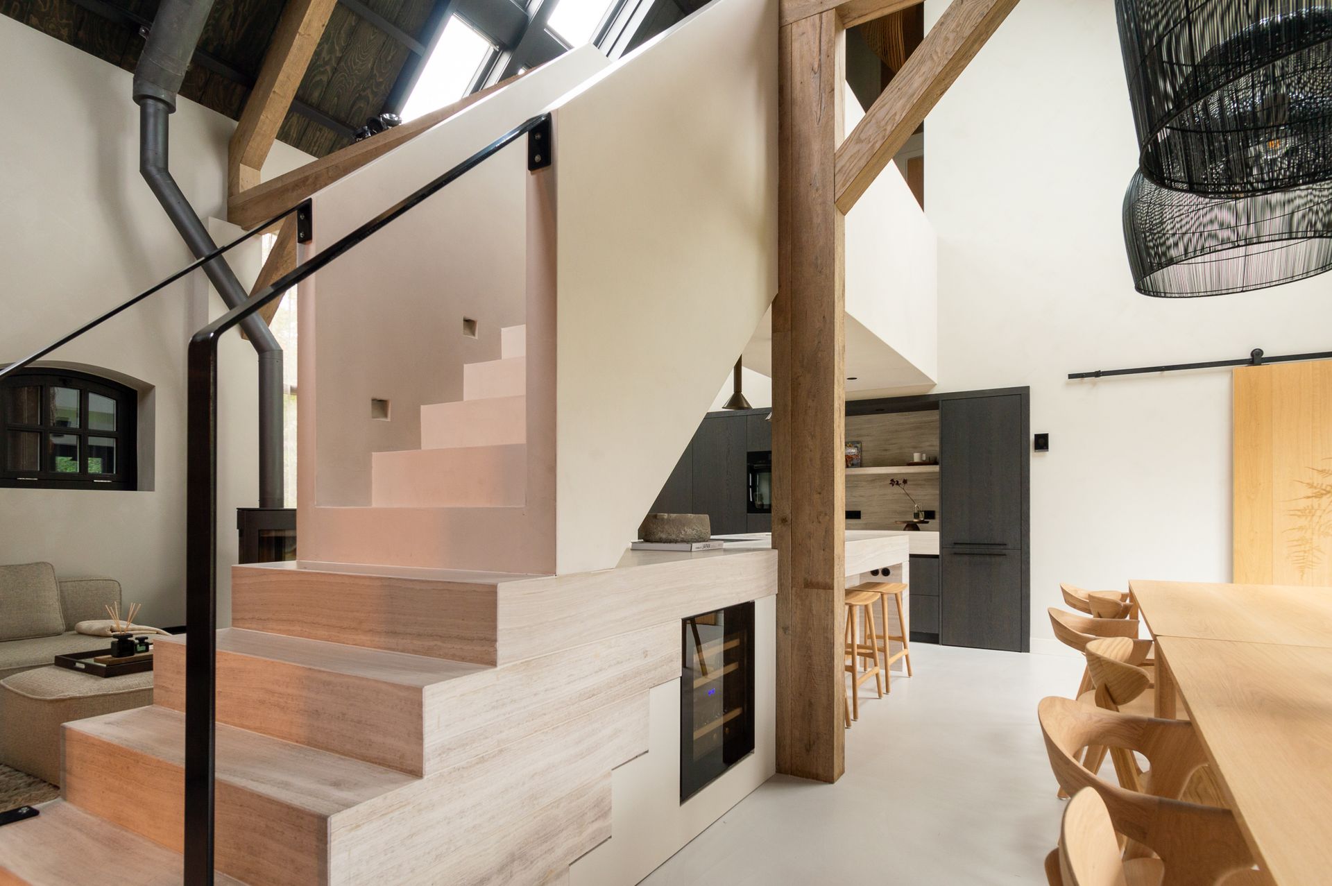 Een keuken met trap naar de tweede verdieping