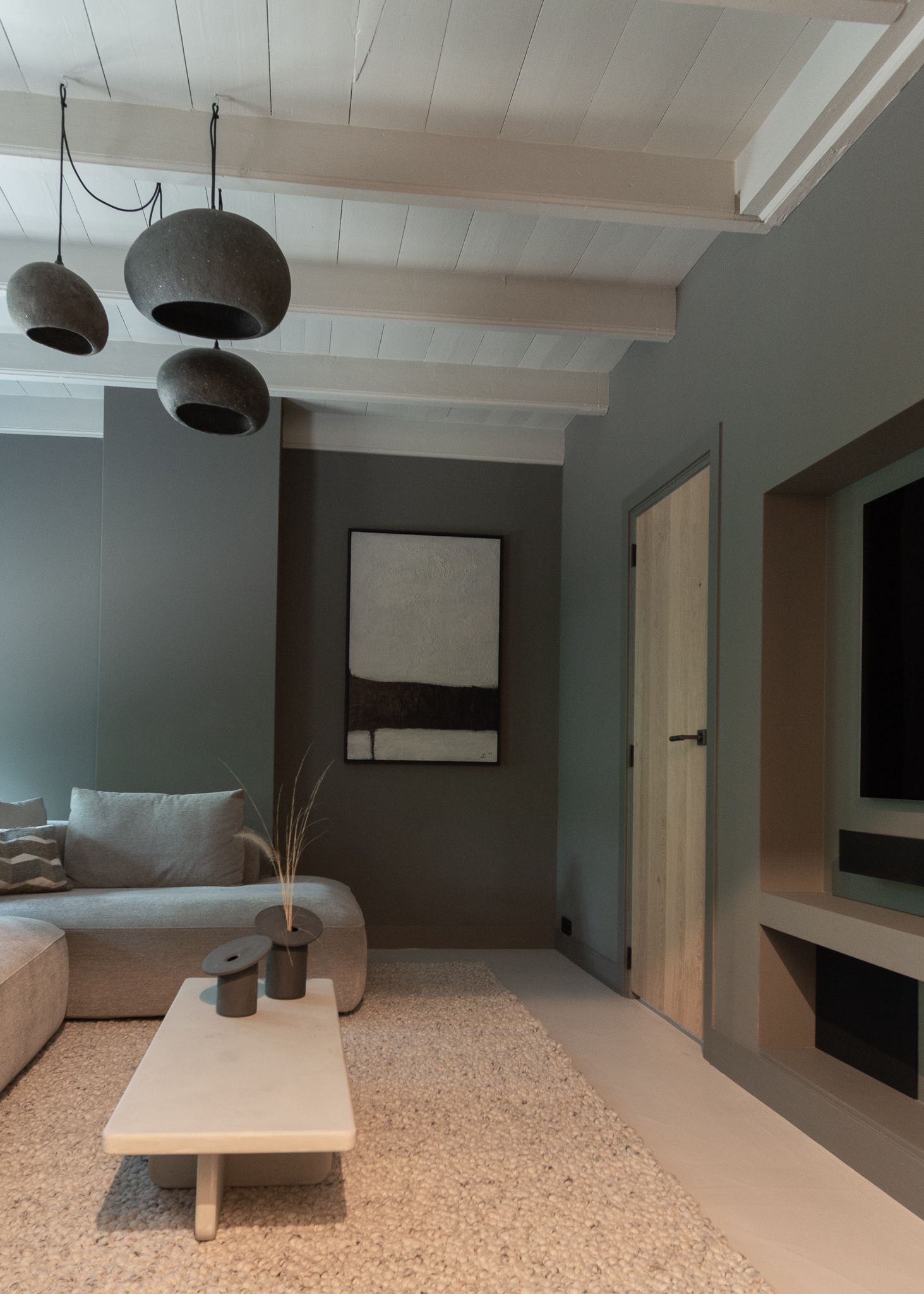 Een woonkamer met een bank, salontafel en televisie.