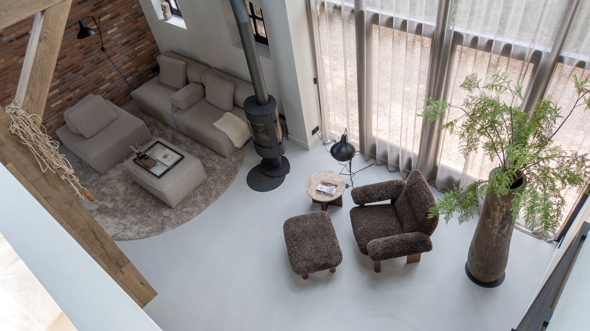 Een luchtfoto van een woonkamer met een bank van Vibieffe en fauteuil van Audi