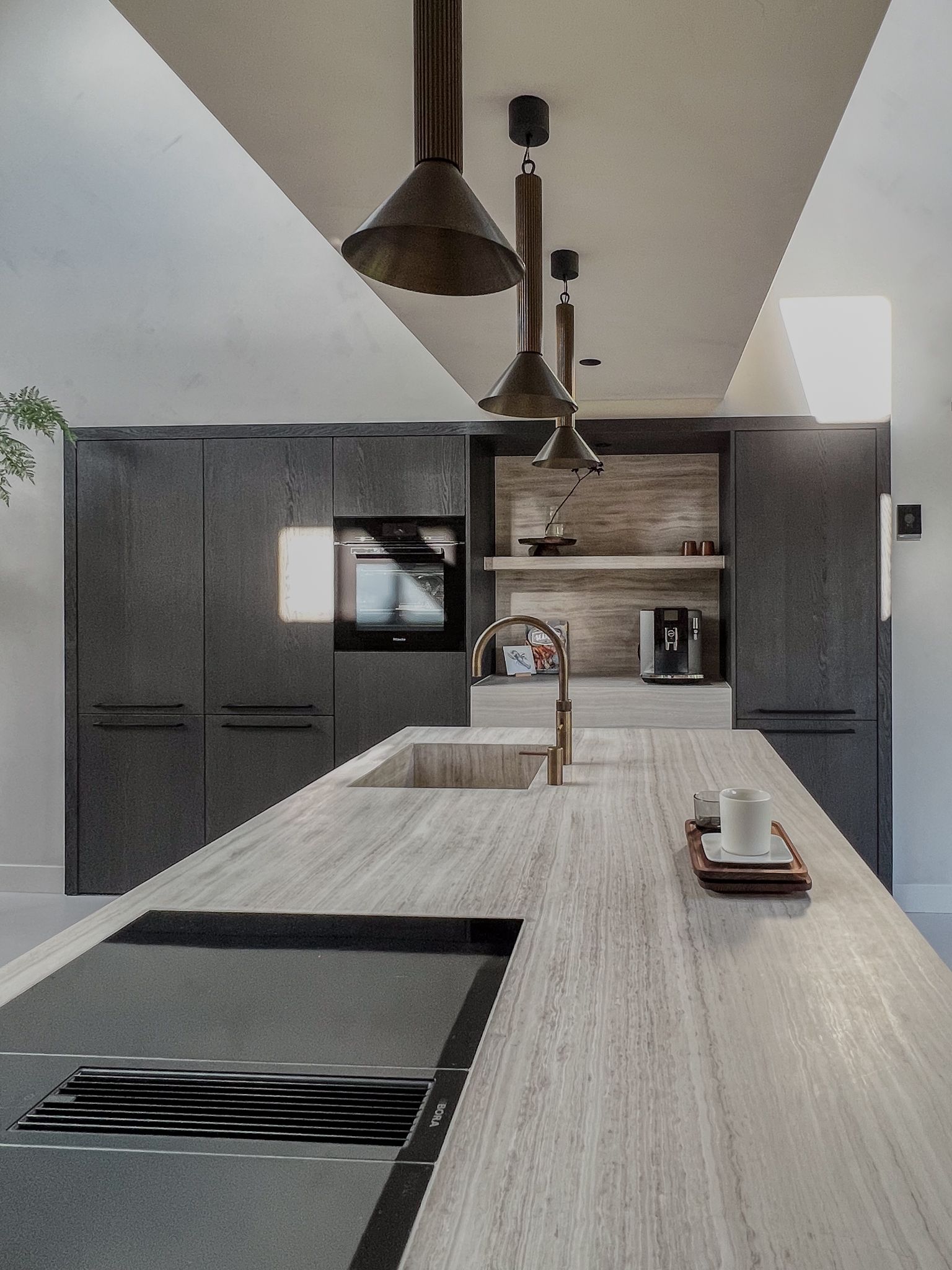 Een keuken met een groot kookeiland en een spoelbak