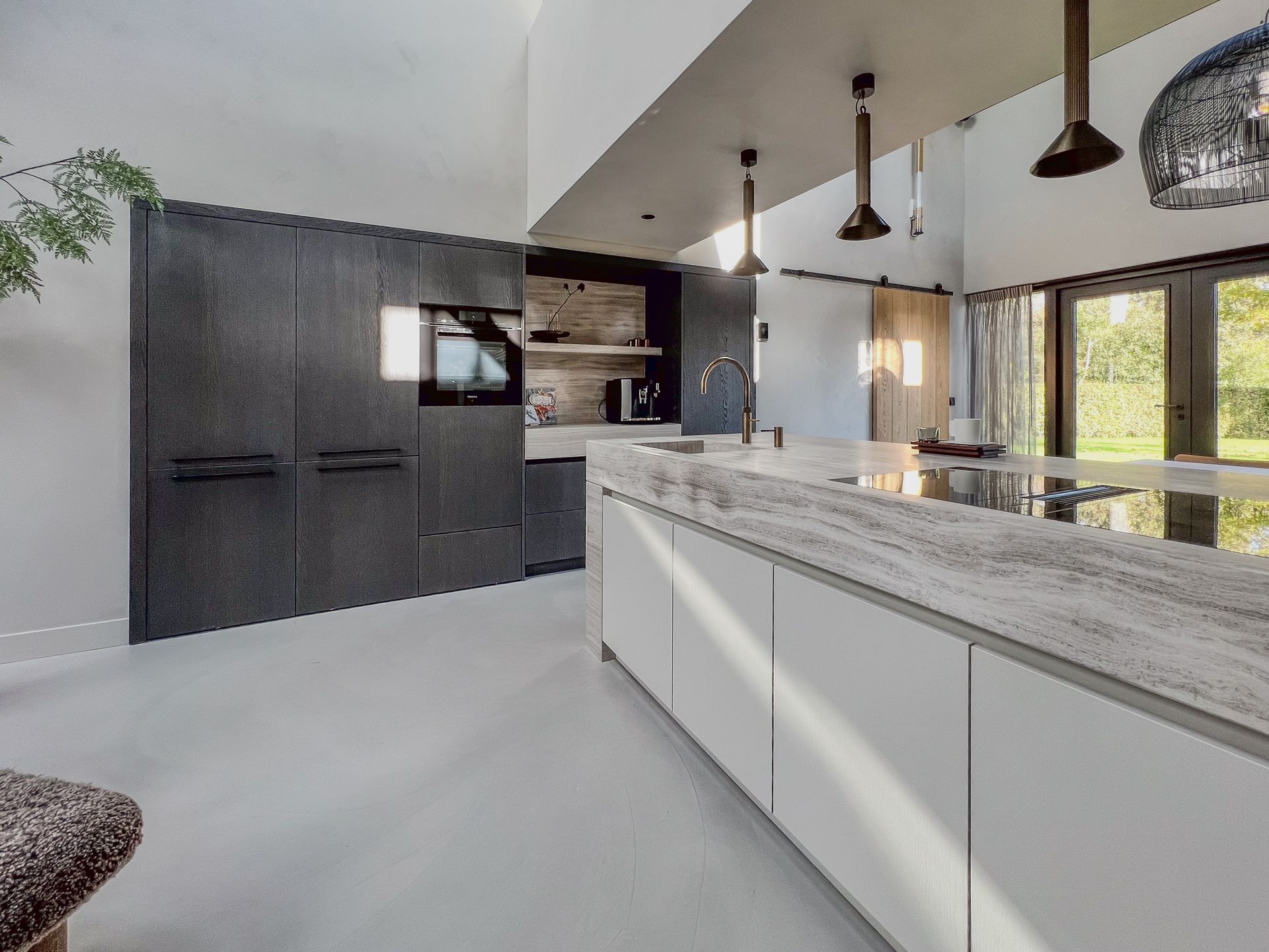 Een keuken met een groot kookeiland in het midden