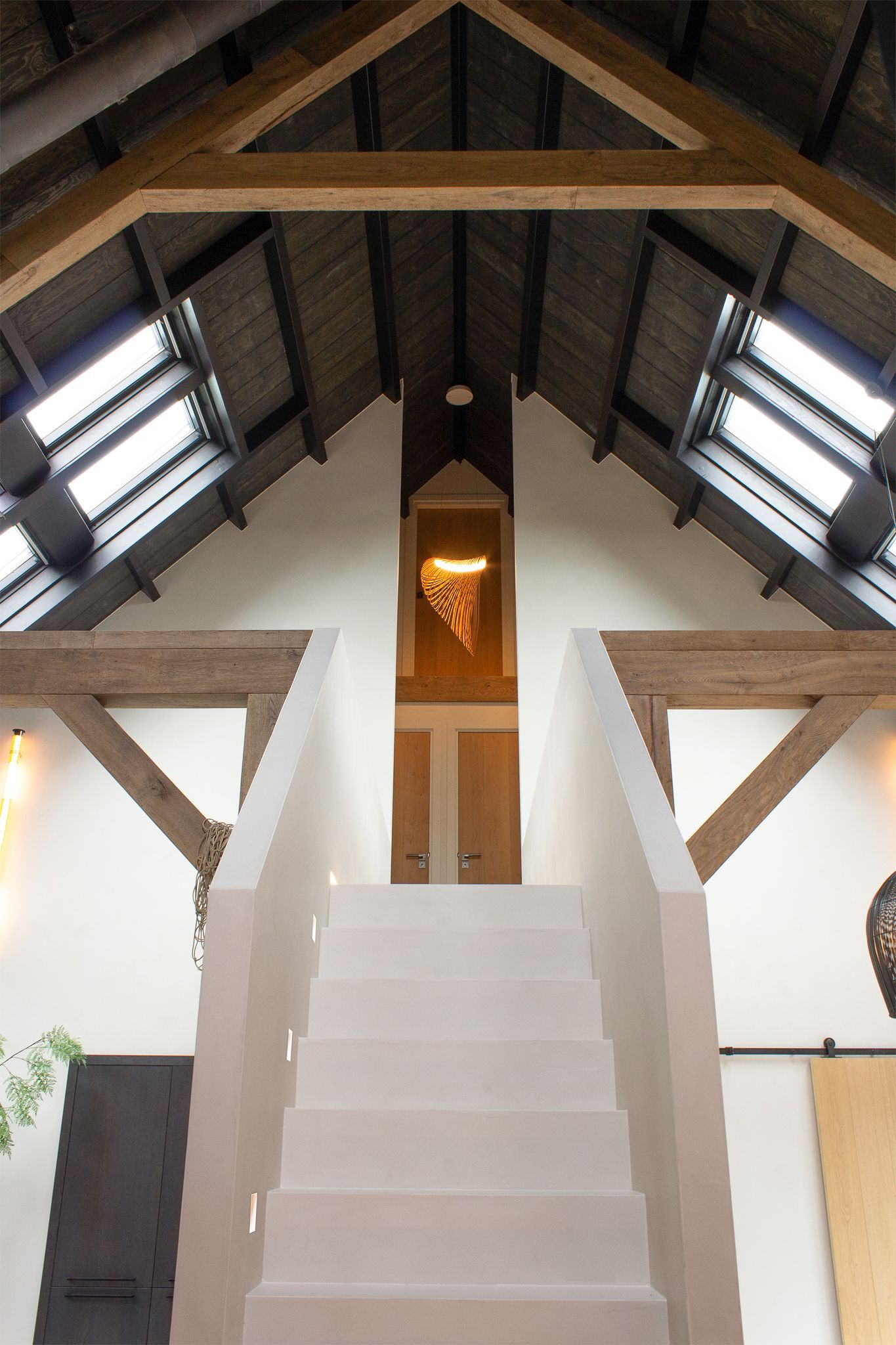 Een trap die naar de tweede verdieping van een woon boerderij leidt