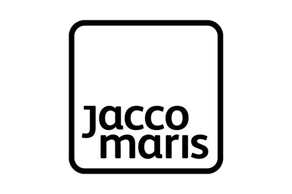 Een zwart-wit logo voor Jacco Maris op een witte achtergrond.