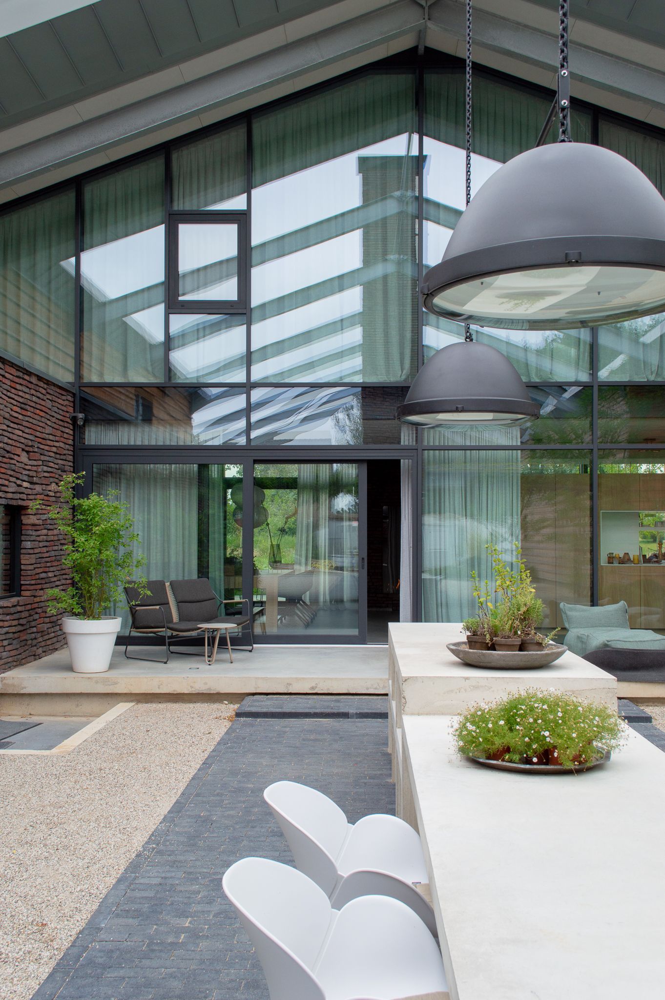 Een groot huis met een outdoor keuken.