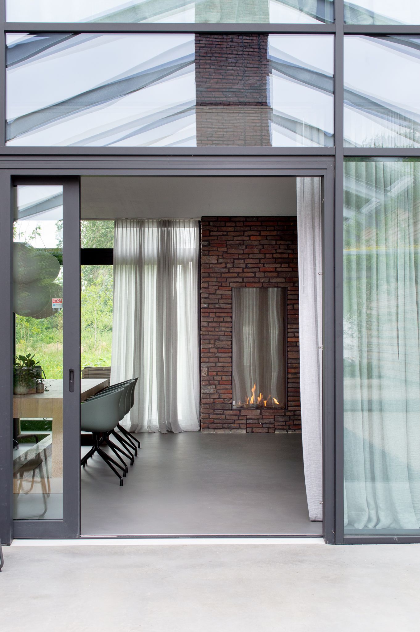 Er is een open haard in het midden van de kamer.