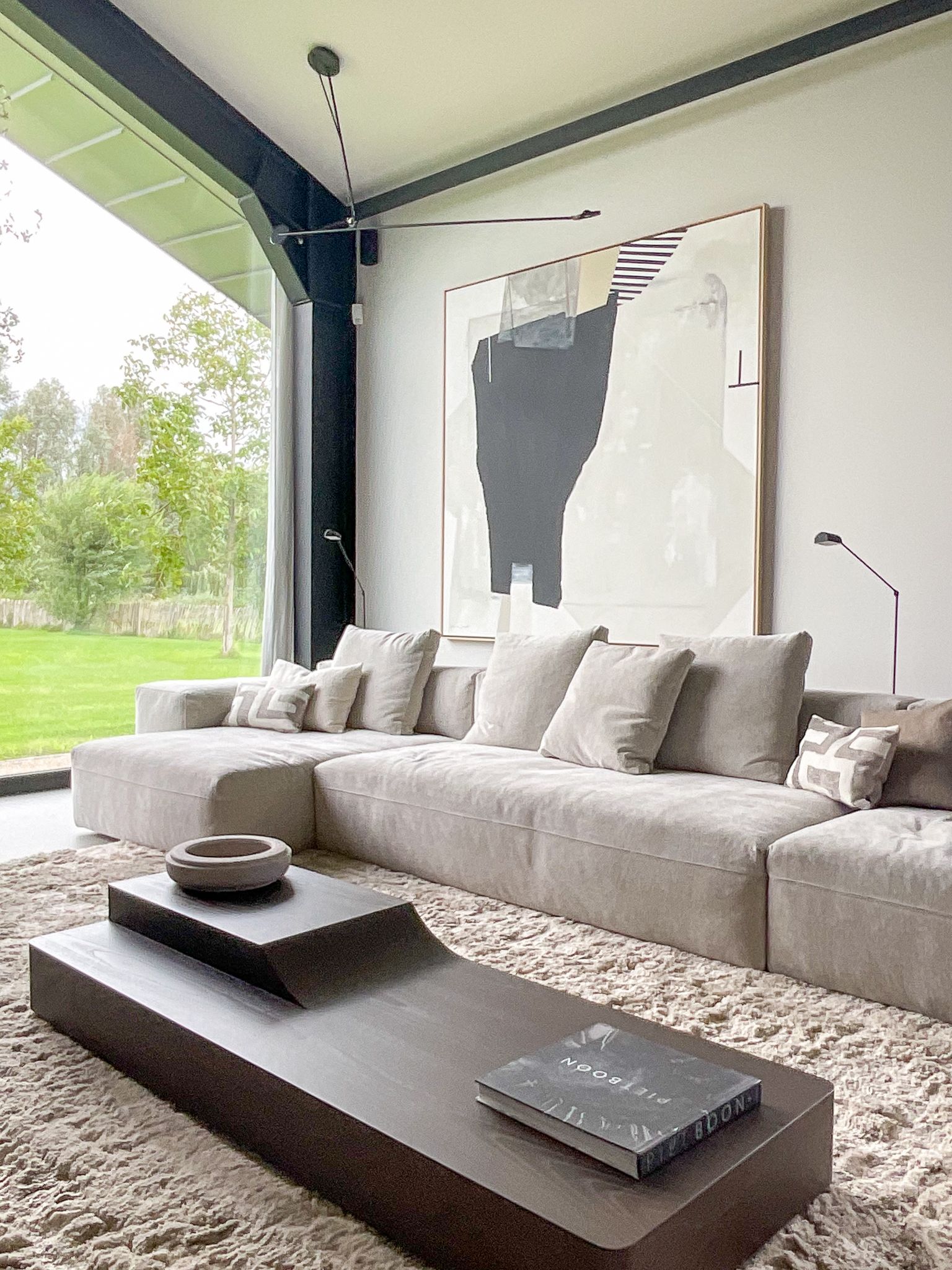 Een woonkamer met een grote bank van Frigerio en een salontafel