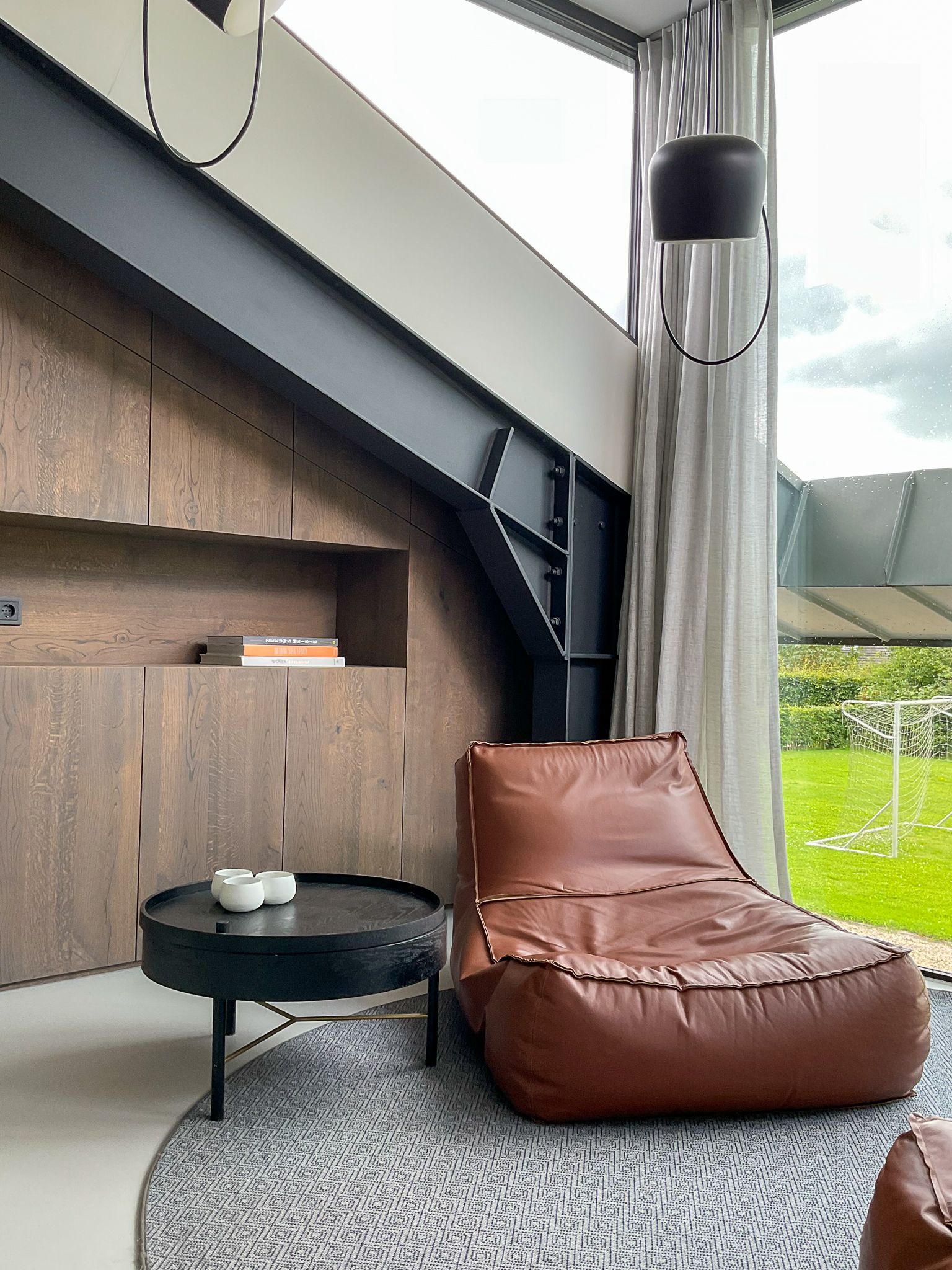 Een woonkamer met de Zoe fauteuil van Verzelloni en een salontafel