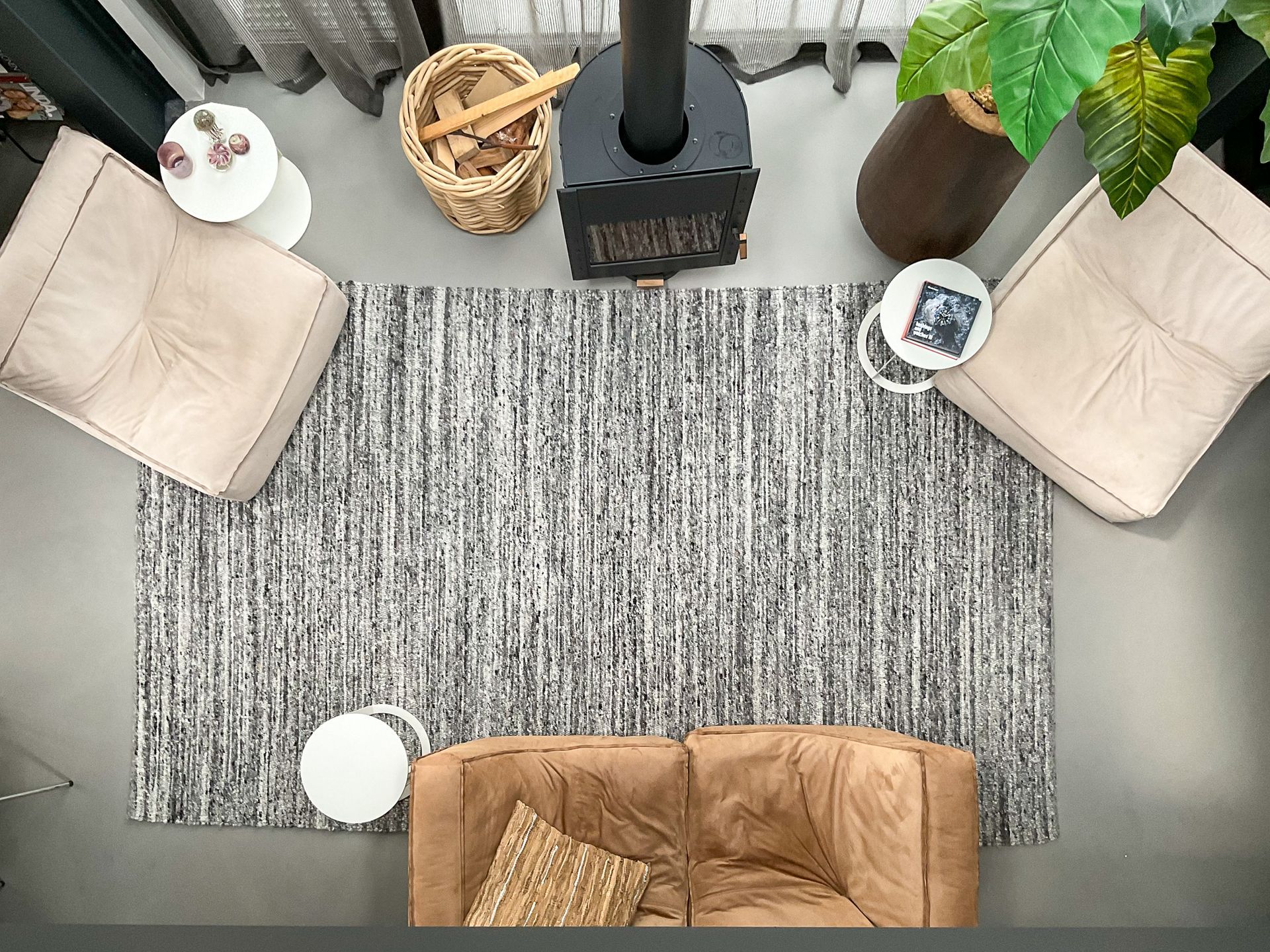 Een luchtfoto van een woonkamer met een bankelementen van Verzelloni en een kleed van De Munk Carpets.