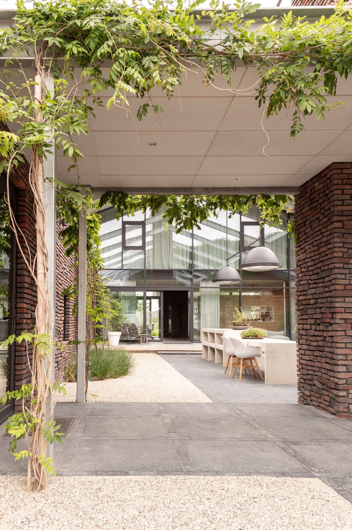 Een blik op een huis via vanaf de buitenkeuken.